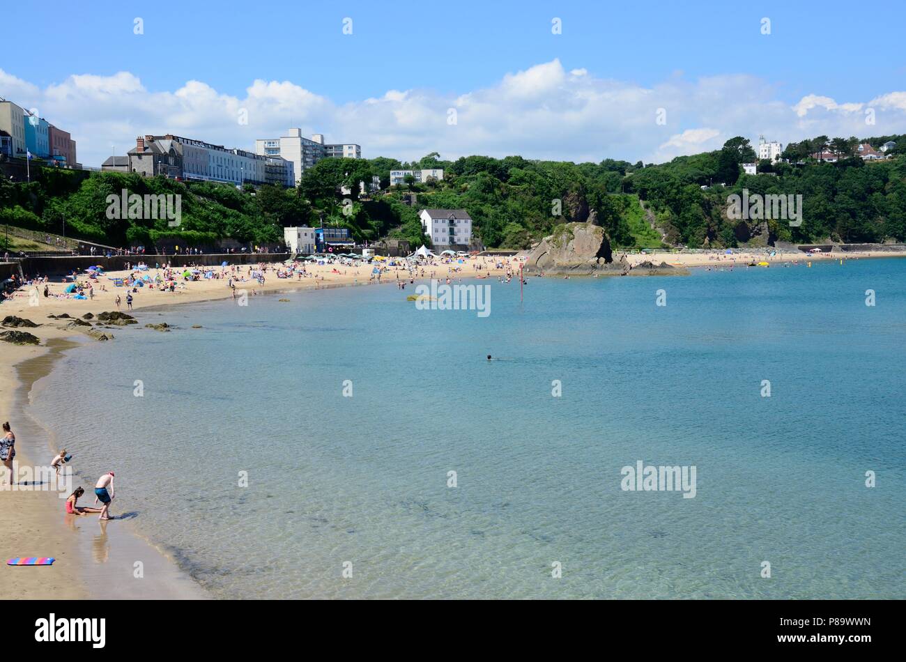 Les gens touristes profitant du soleil d'om plage nord de Tenby, Pembrokeshire Wales Cymru UK Banque D'Images