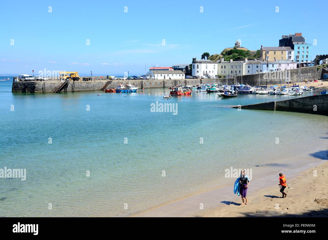Port de Tenby et Tenby, pembrokeshire Wales Cymru Harbour Beach UK Banque D'Images