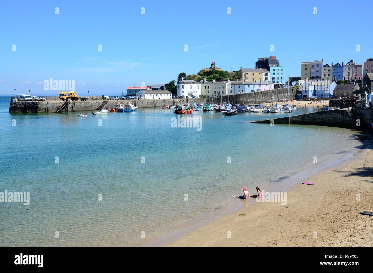 Port de Tenby et Tenby, pembrokeshire Wales Cymru Harbour Beach UK Banque D'Images