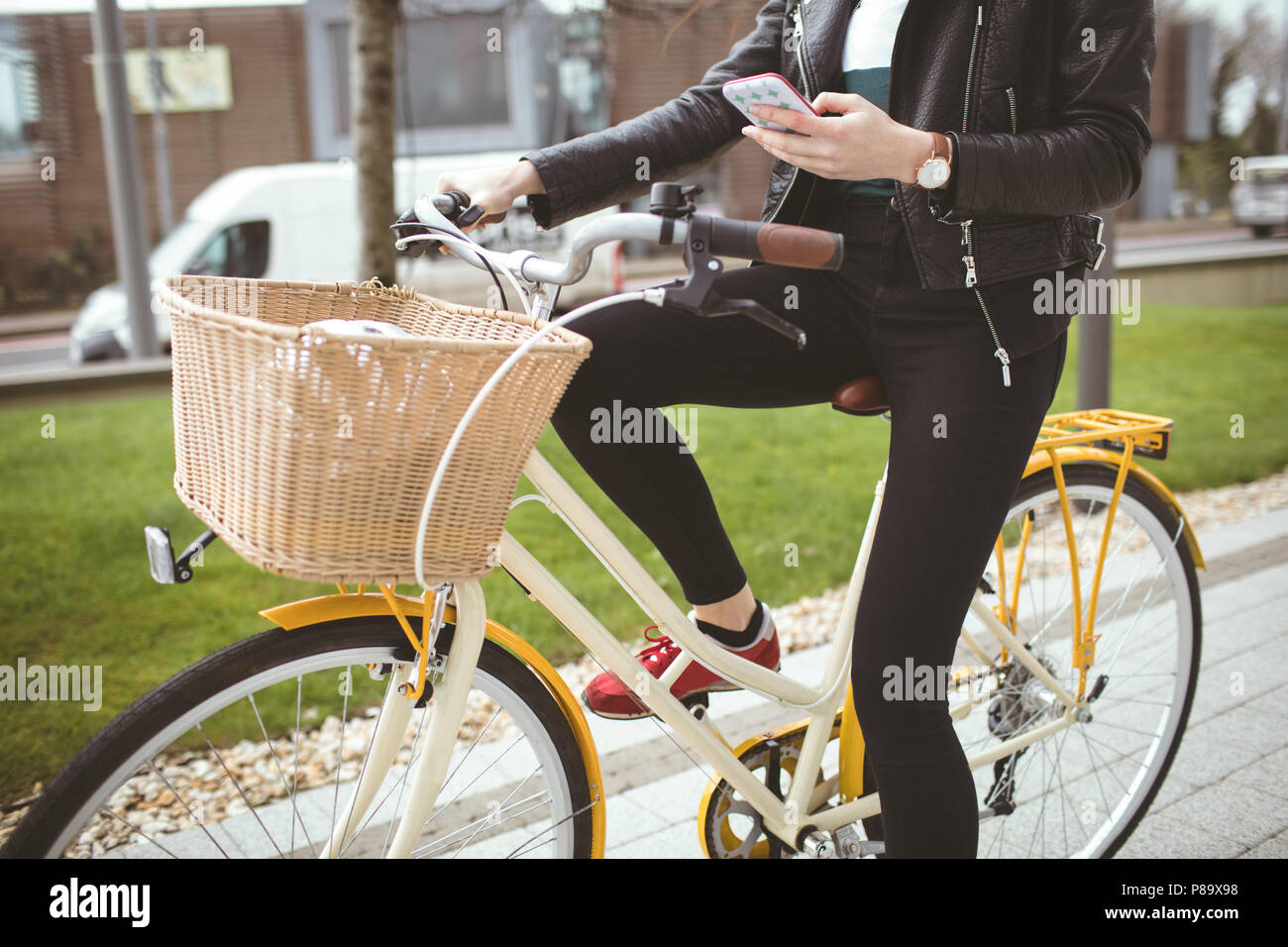 Femme sur location using mobile phone Banque D'Images