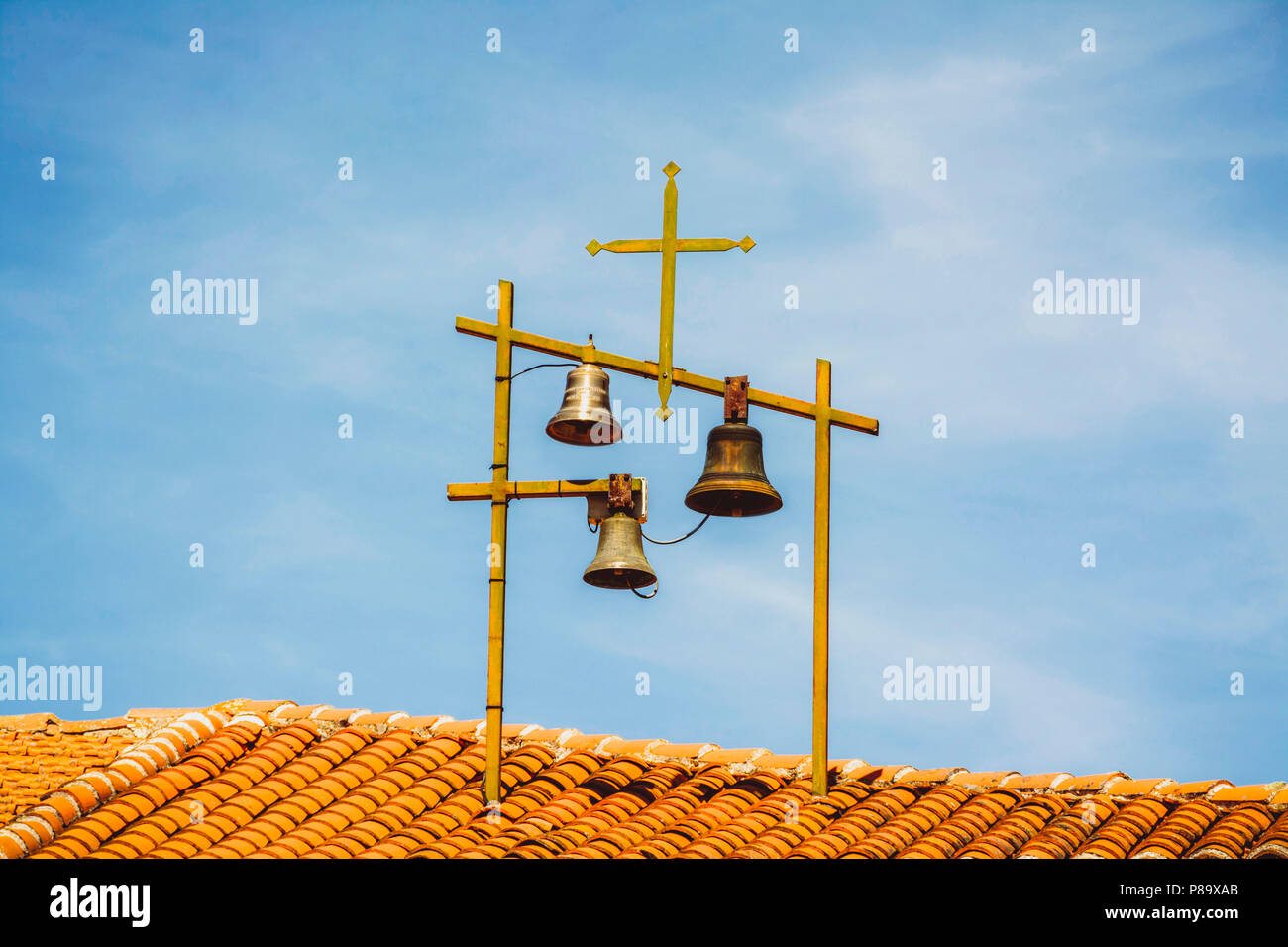 Cloches et de croix en haut d'une église. Haute-Loire Banque D'Images
