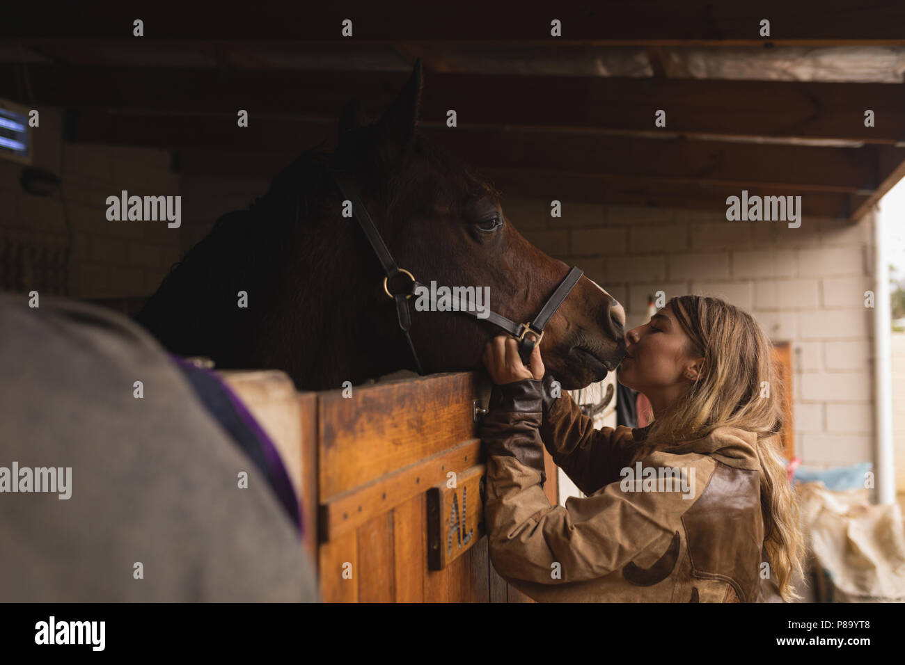 Femme baiser par un cheval Banque de photographies et d’images à haute résolution Alamy Femme baiser par un cheval Banque de photographies et d’images à haute résolution Alamy
