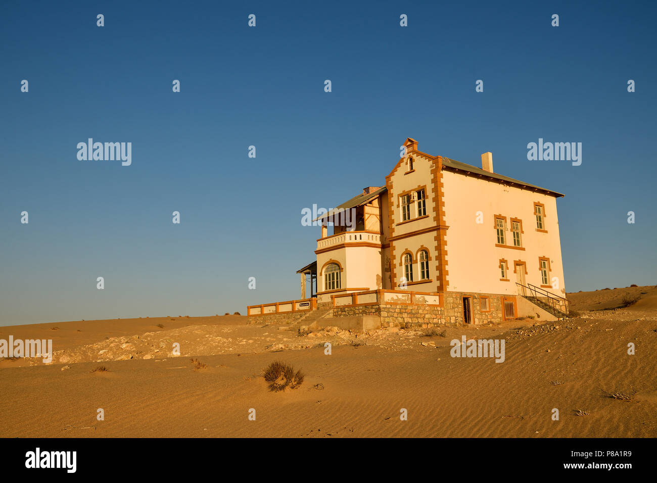 Maison en décomposition de la mine manager de l'ex-ville de diamants, Kolmanskop Ghost Town, Kolmanskop, Lüderitz, Namibie Banque D'Images