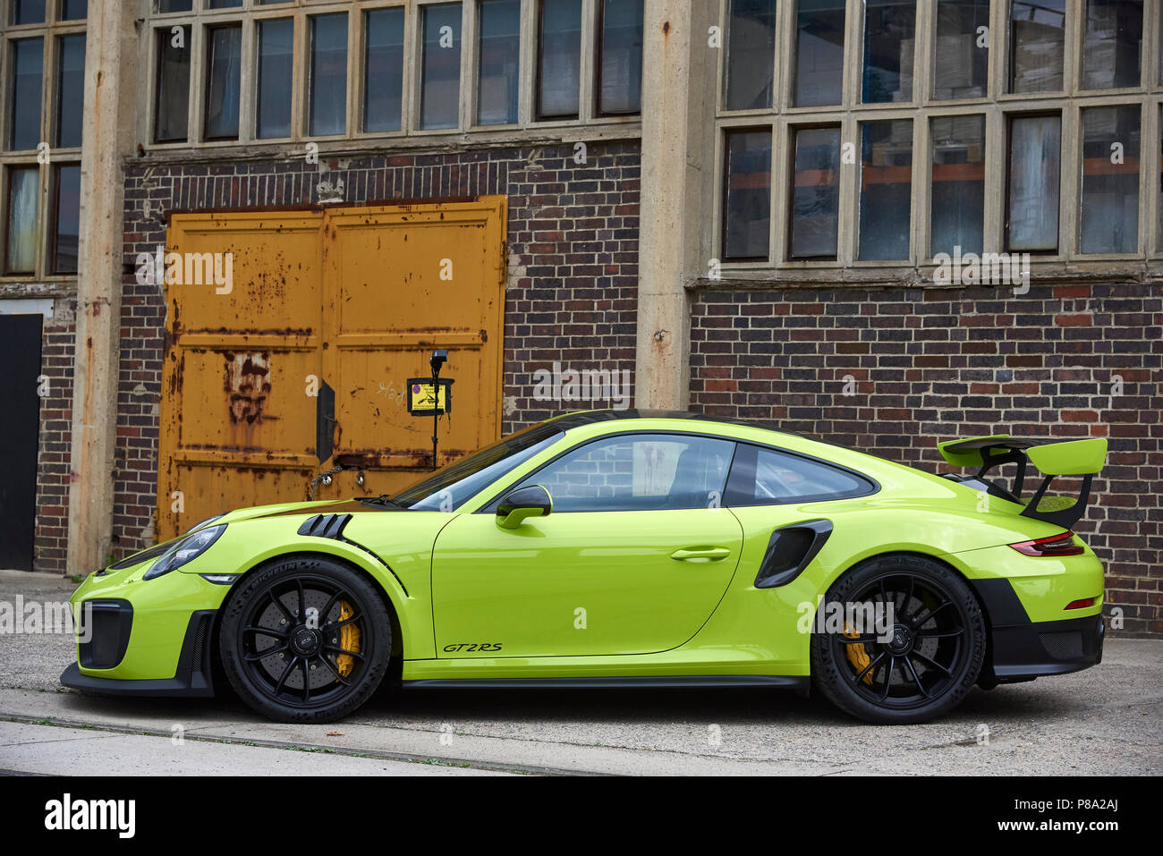 Porsche 991 GT2 RS, 2018, vue de côté, en face de paysages industriels, Allemagne Banque D'Images