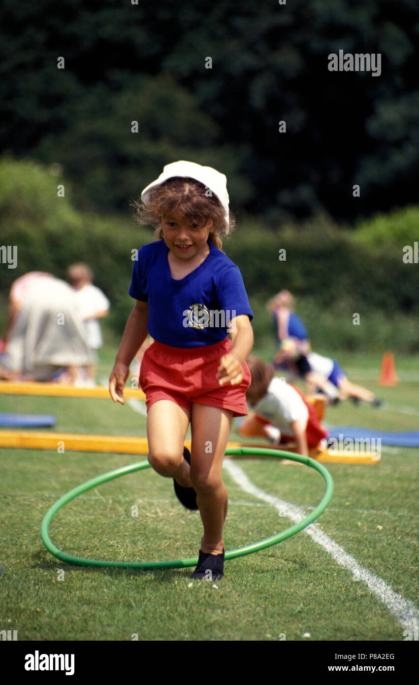 Petite fille participant à la course d'obstacles au cours de la journée du sport à l'école primaire Banque D'Images