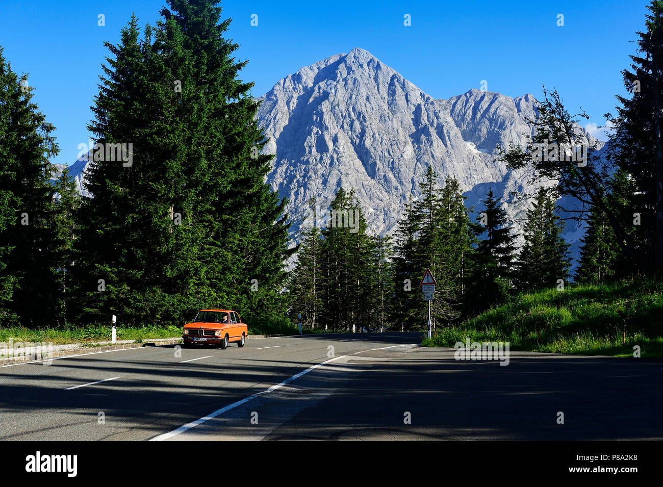 BMW 2002 tii, voiture de collection sur la route panorama Rossfeld, dans l'arrière du sommet du Hohe Ambient Göll, Berchtesgaden, Haute-Bavière Banque D'Images