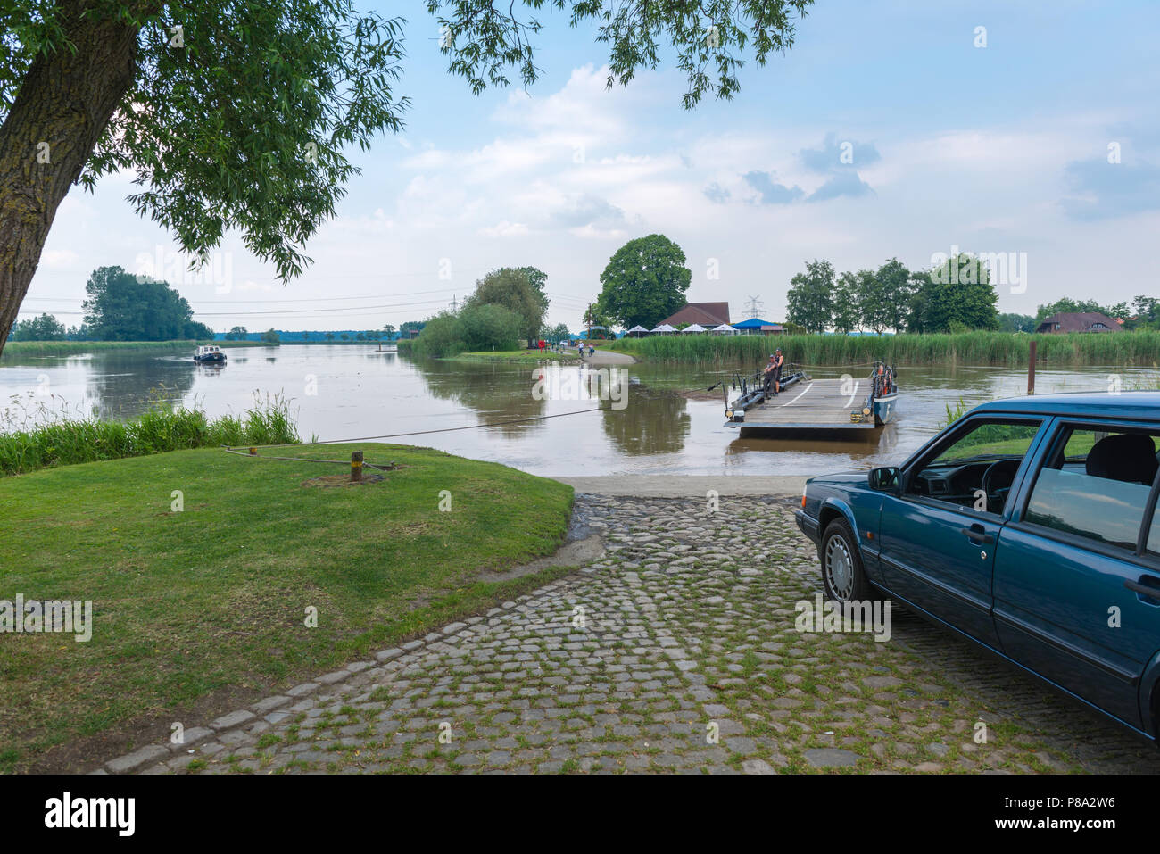 L'Allemagne à main dernier ferry boat à travers le Jümme, Wiltshausen, Detern, Frise orientale, Basse-Saxe, Allemagne, Europe Banque D'Images