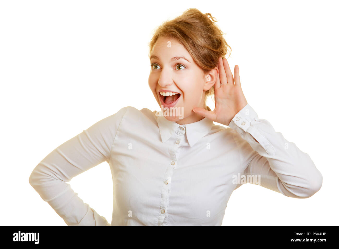 Femme à l'écoute de surprise à une rumeur avec sa main derrière son oreille Banque D'Images