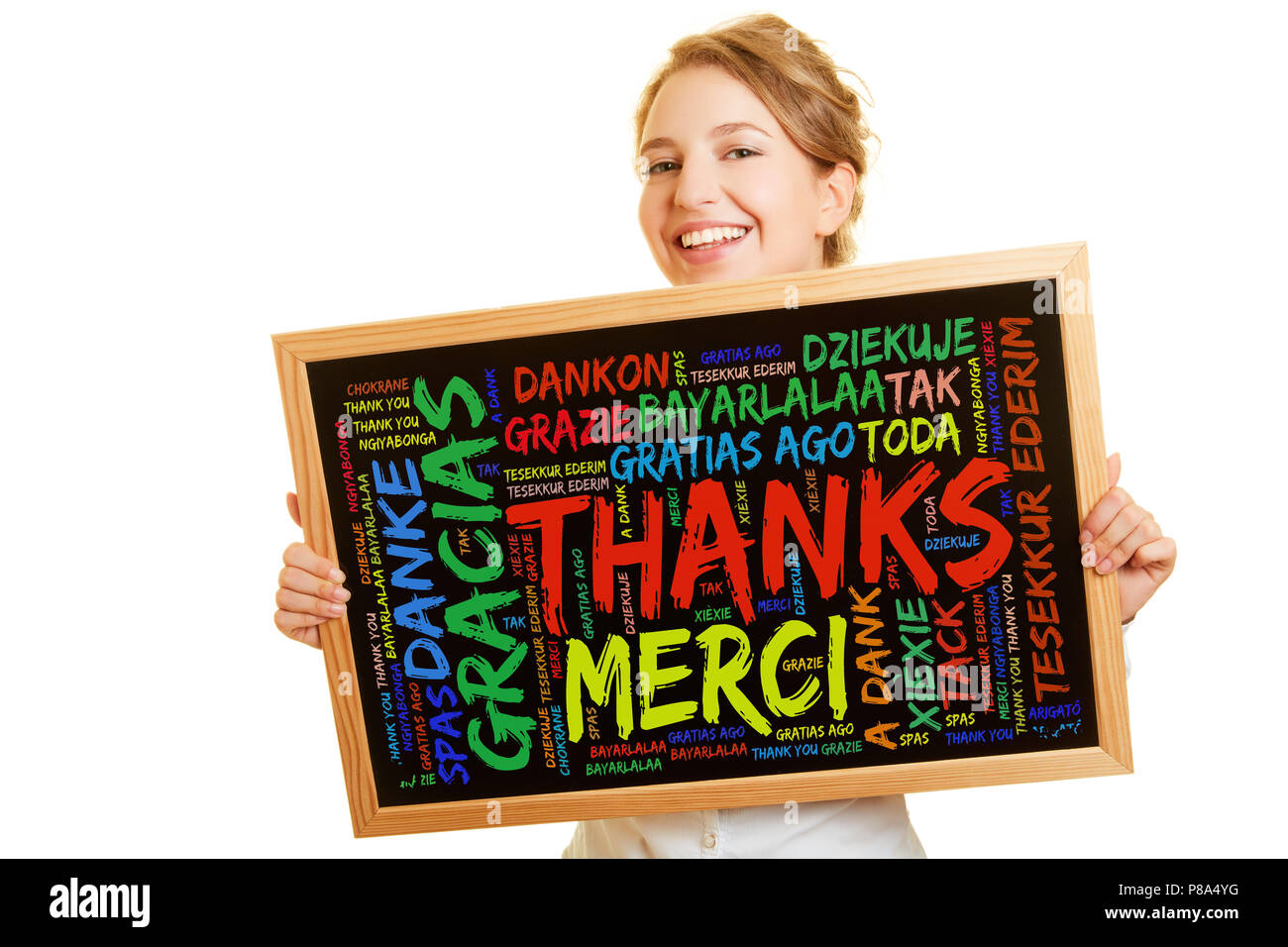 Jeune femme avec message de remerciement sur un tableau en plusieurs langues Banque D'Images