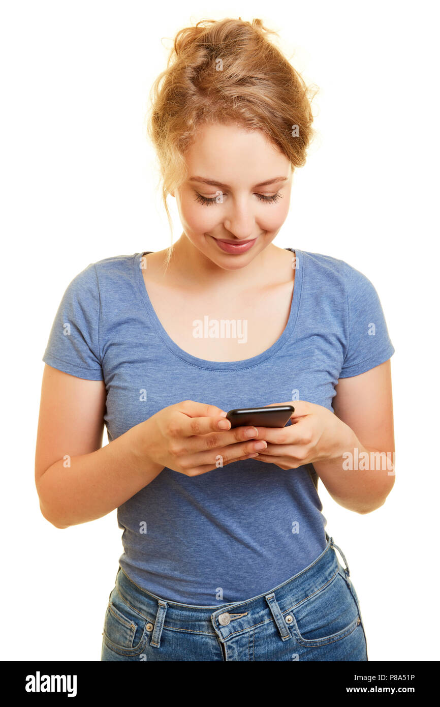 Jeune femme est en train de rédiger un message sur son smartphone tout en discutant en ligne Banque D'Images
