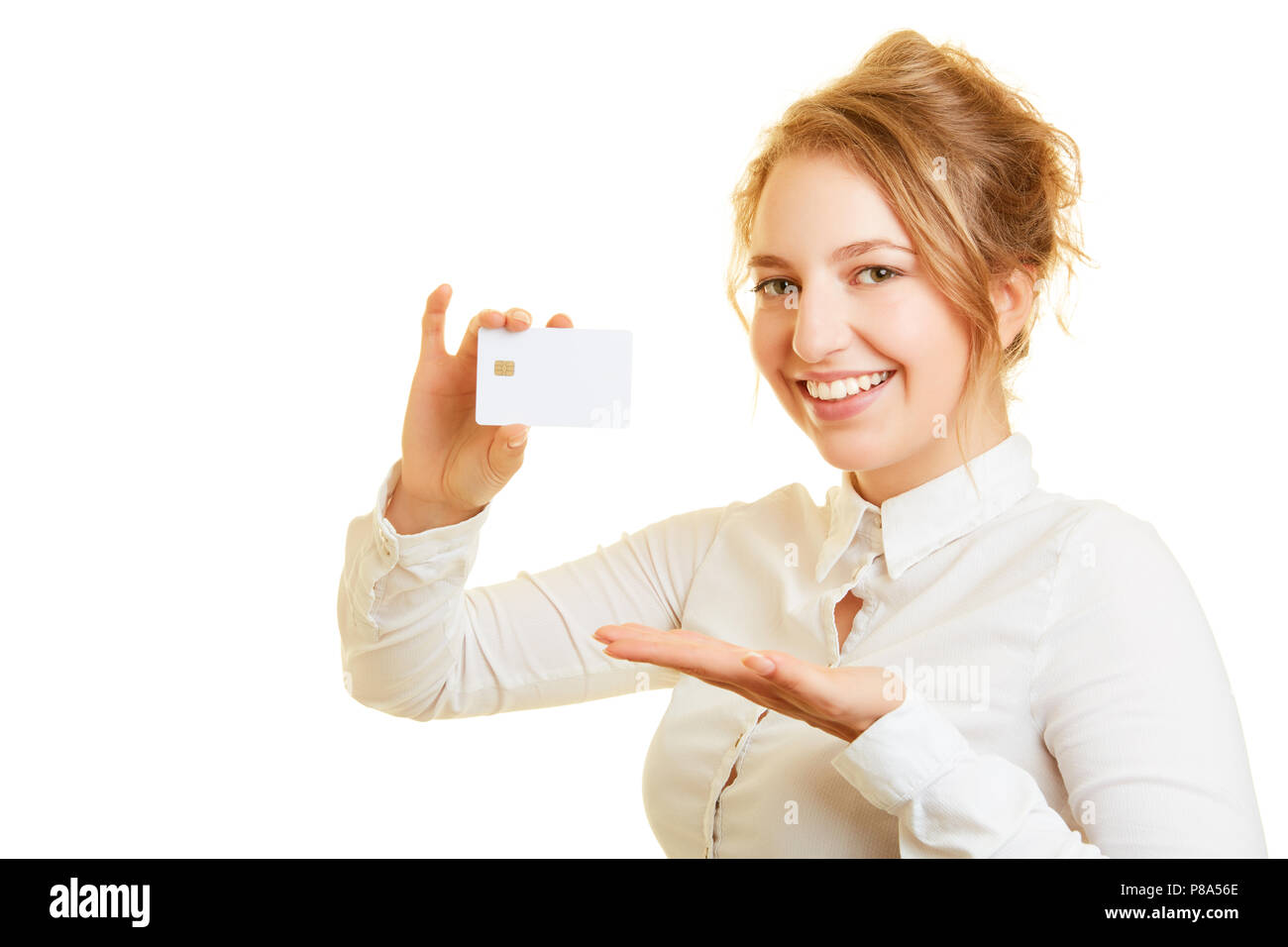 Young smiling woman détient smartcard avec puce de mémoire dans la main Banque D'Images