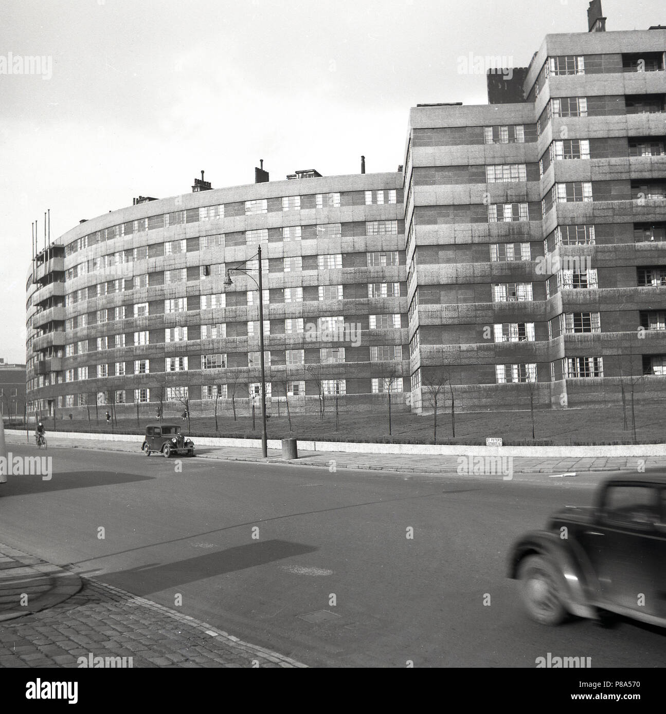 1940, Leeds, Quarry Hill, le vaste domaine du logement social appartements (938) construit à partir de 1934-1938 pour remplacer l'avant-guerre de la ville de dos à dos 'Slum' carter. En utilisant le système Mopin (français) de la lumière des cadres en acier et en béton fabriqués sur place, éliminant ainsi la nécessité d'en brique et de plâtrage -réduire les coûts de main-d'œuvre qualifiée et des matériaux - le design a été conçu pour être moderne et contemporain et allait d'inclure de nombreux équipements supplémentaires. C'était l'intention, la réalité est qu'ils ont été tirés vers le bas à moins de 40 ans plus tard, un échec à la fois de la conception et de la construction. Banque D'Images