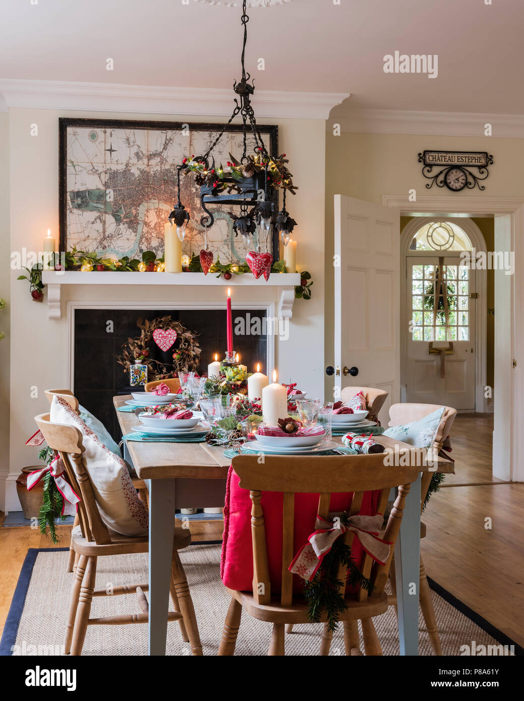 Bougies allumées sur une table de Noël - rénové Regency home Banque D'Images