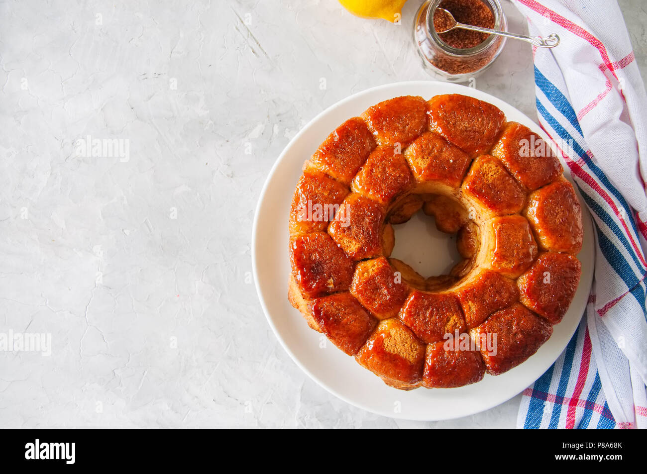 Caramel Maison Pain De Singe Avec Le Sucre Brun Et Le Zeste De Citron Sur Un Fond Noir En Blanc Photo Stock Alamy