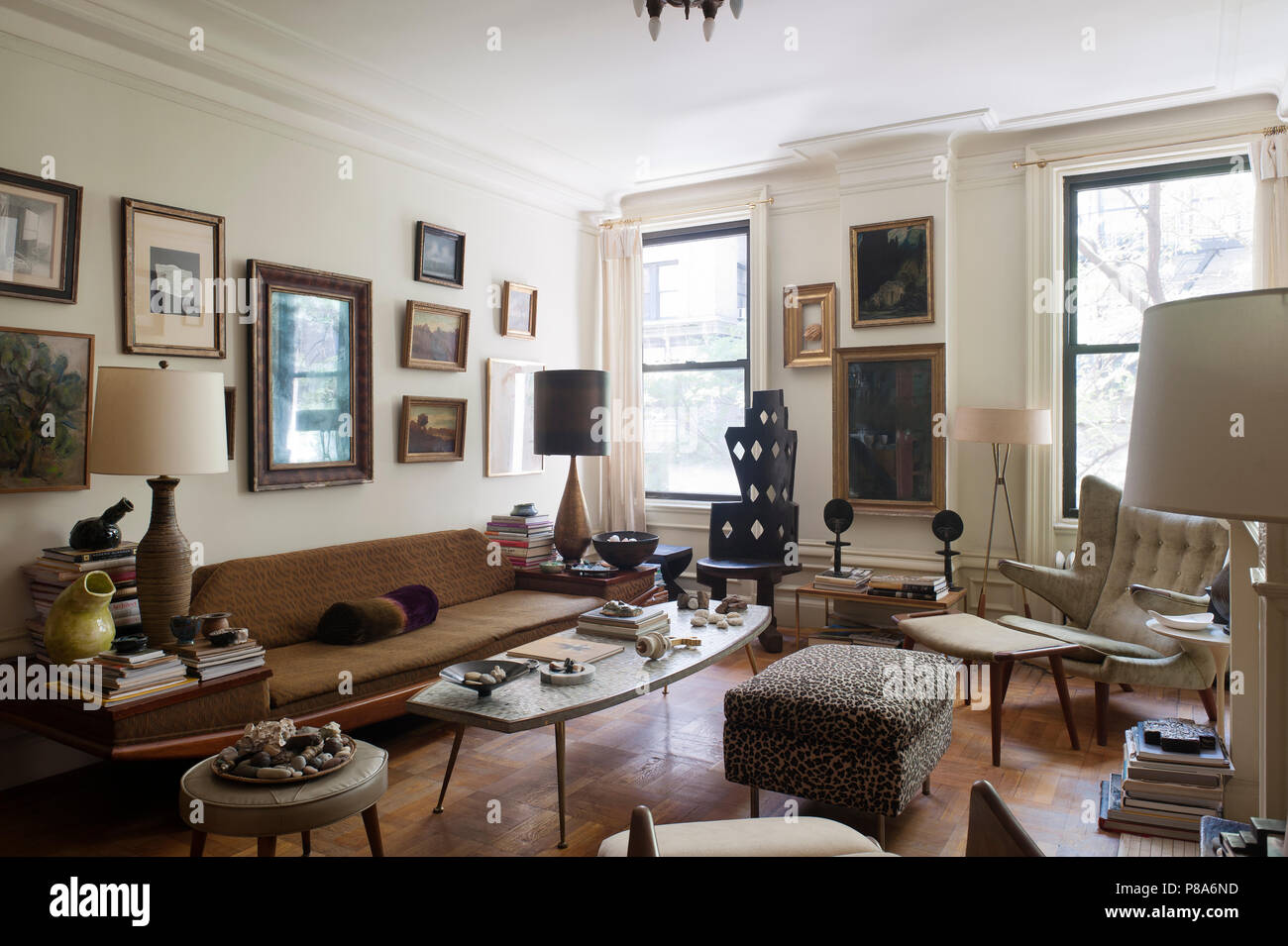 Salle de séjour meublée de façon éclectique avec diamond président de l'Ethiopie, appuyée d'un Adrian Pearsall la mi-siècle canapé, un papa Bear lounge chair conçu par Banque D'Images
