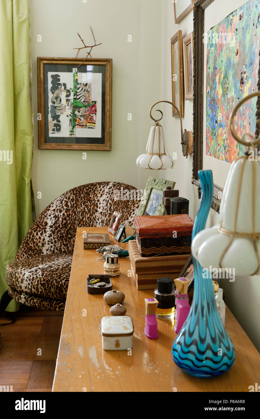 Assorted Collection de boîtes sur le dessus de Paul Laszlo table console dans la chambre avec Leopard print armchair Banque D'Images
