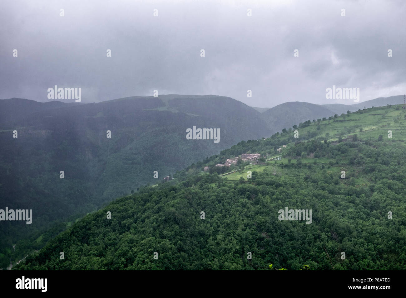 Douche de pluie venant à travers les montagnes près de Liebro en Pyrénées Catalanes, Espagne Banque D'Images