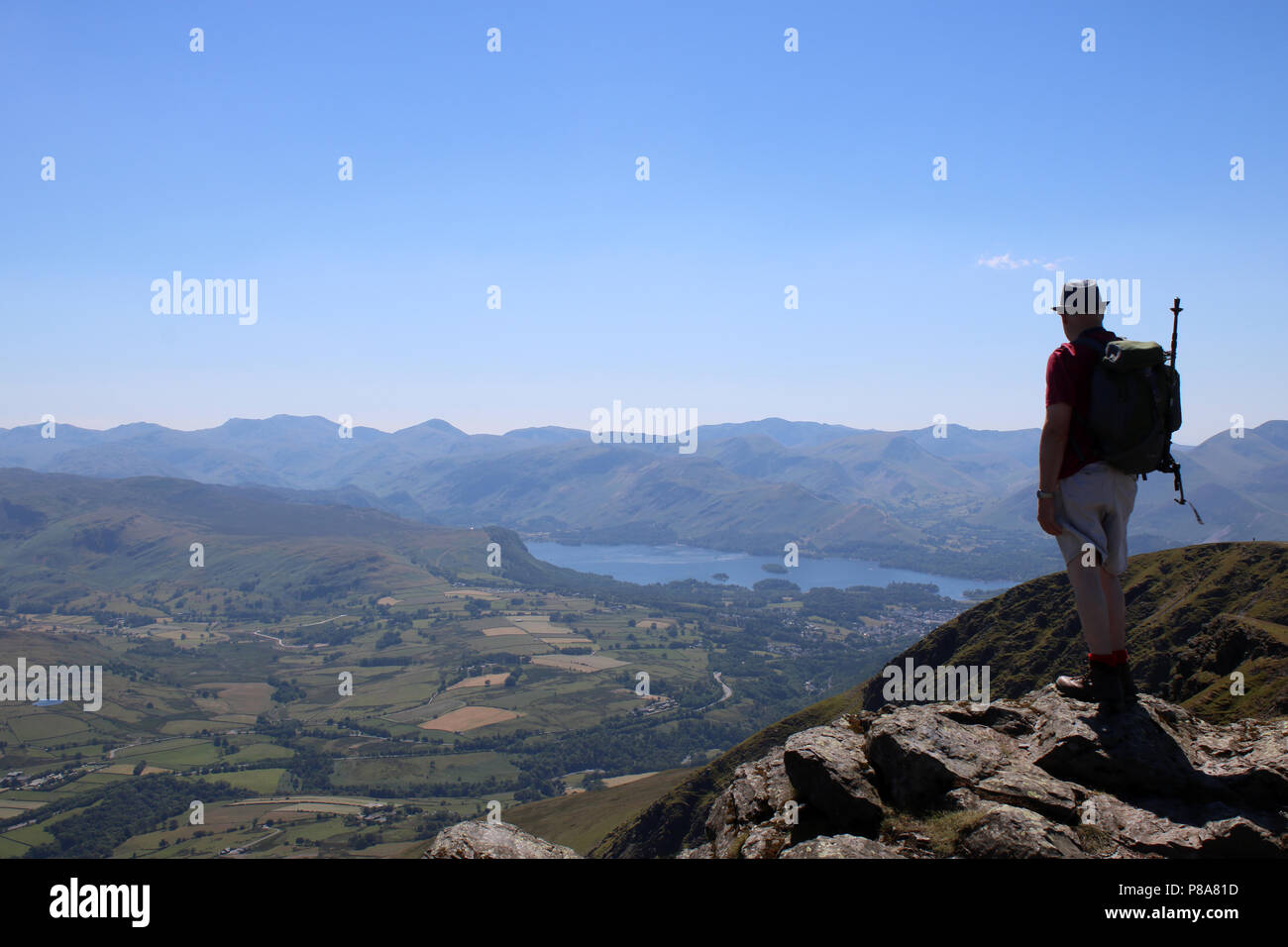 Fellwalker s'élevait à extrémité ouest de Blencathra (également connu sous le nom de Saddleback) dans le Lake District, Cumbria, Angleterre à la recherche à l'avis de Derwentwater. Banque D'Images