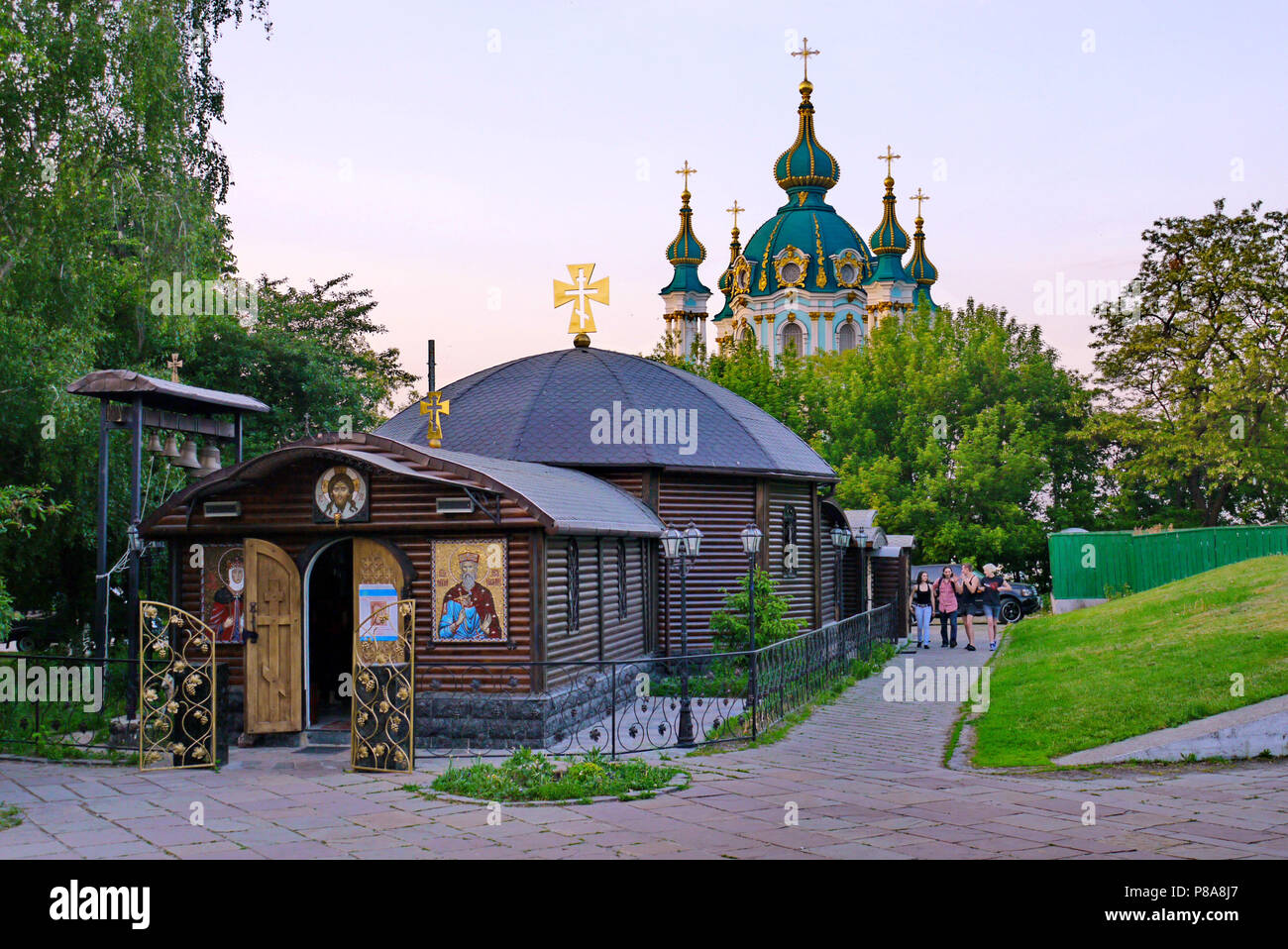 Chapelle en bois avec croix d'or sur l'arrière-plan de Eglise de Saint-André. Kiev. L'Ukraine . Pour votre conception Banque D'Images