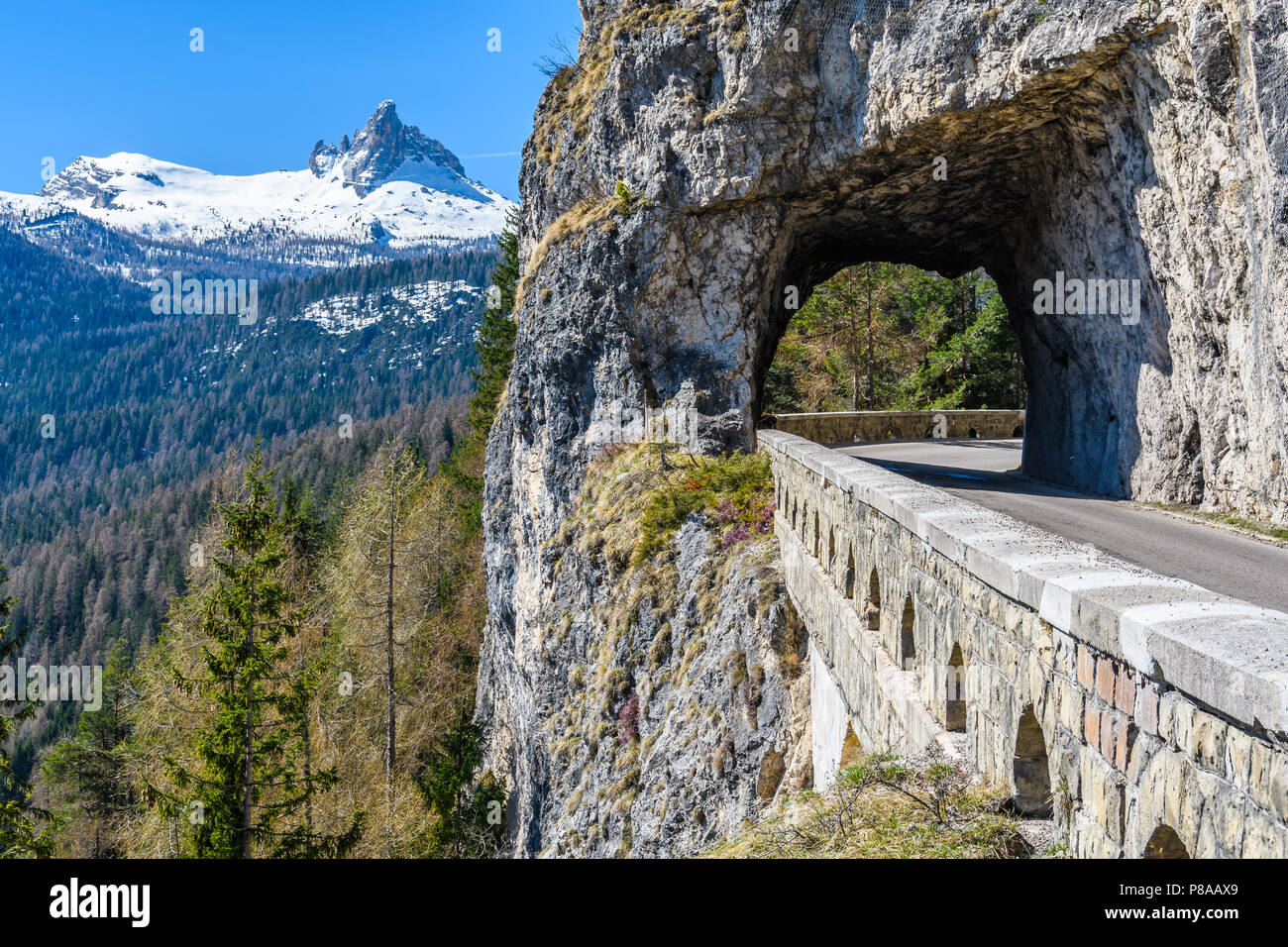 Tunnel sur la route dans les Dolomites, Veneto, Italie, Région Banque D'Images
