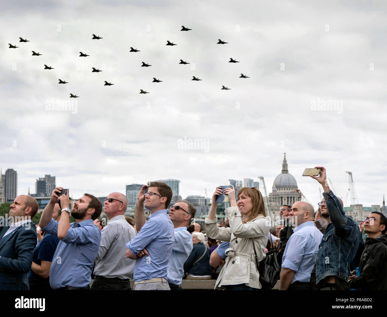 Typhon RGF4 100 combattants en vol en formation au-dessus de la ville de Londres dans la RAF 100 Fly Past Banque D'Images