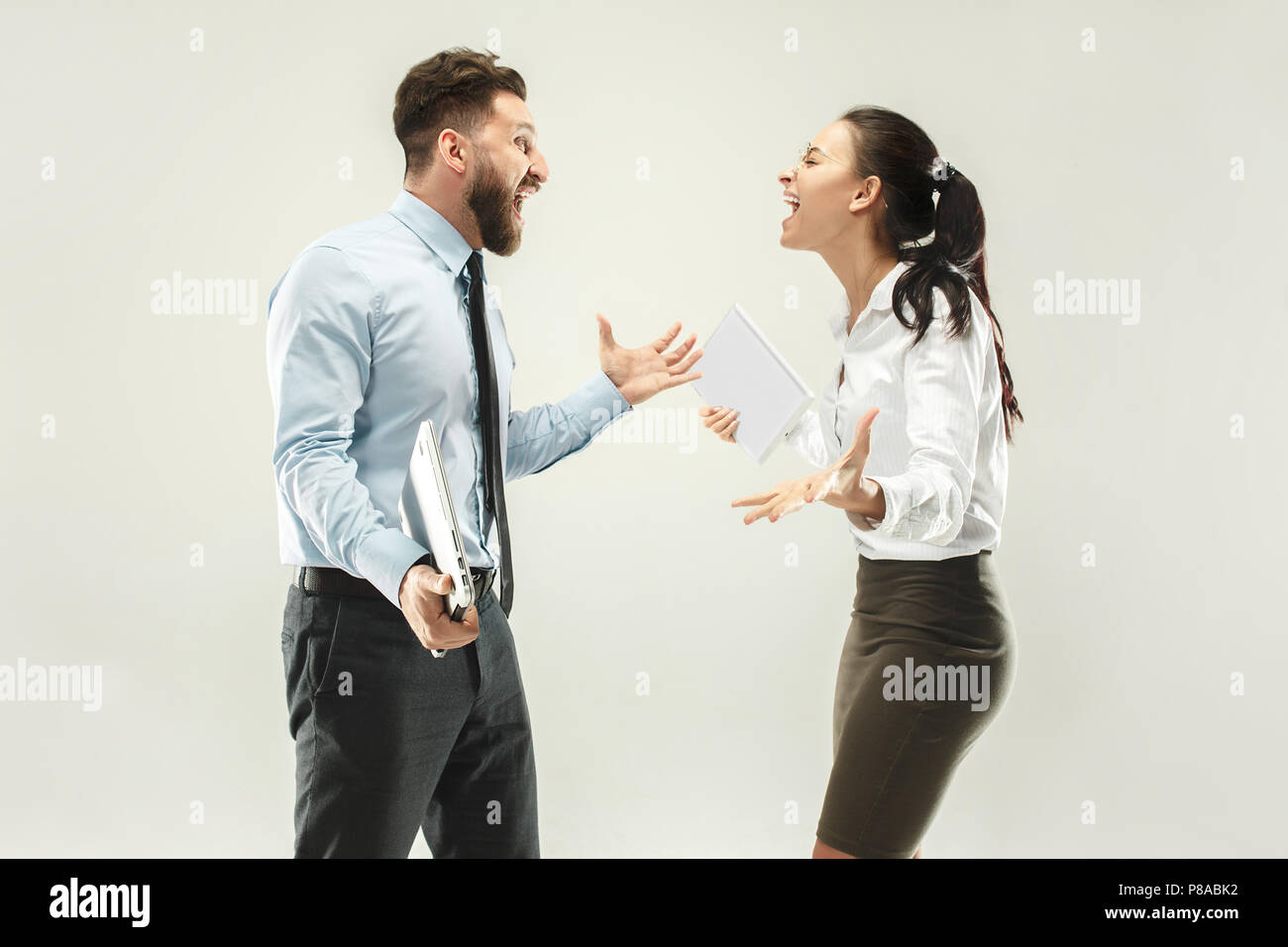 Large succès femme et homme heureux célèbre extatique d'être un gagnant. Banque D'Images