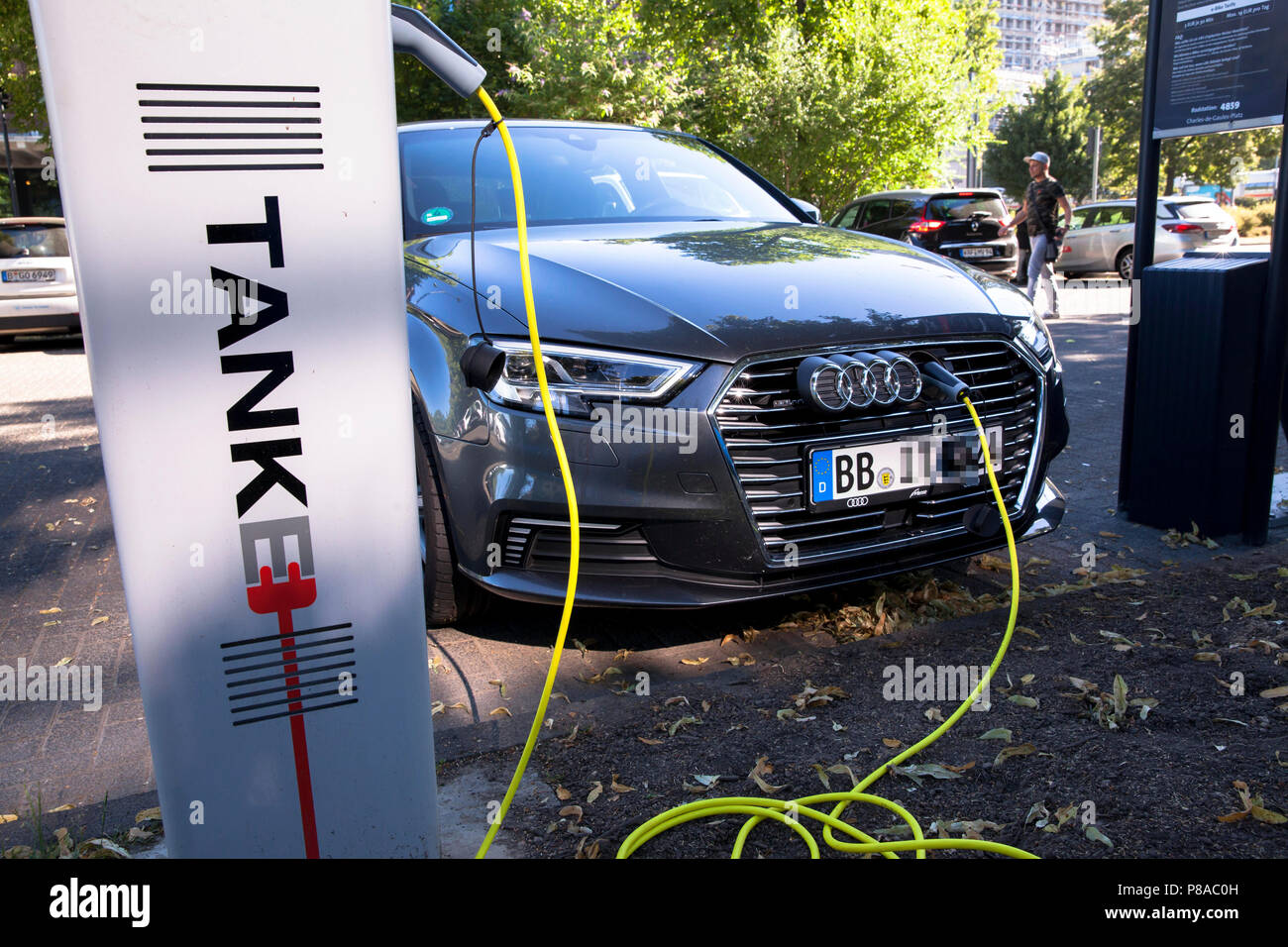 Une Audi A 3 Sportback e-tron à une station de charge de la Mobilstation sur le Charles-de-Gaulle dans le quartier de Deutz, Cologne, Allemagne. Avec un Banque D'Images