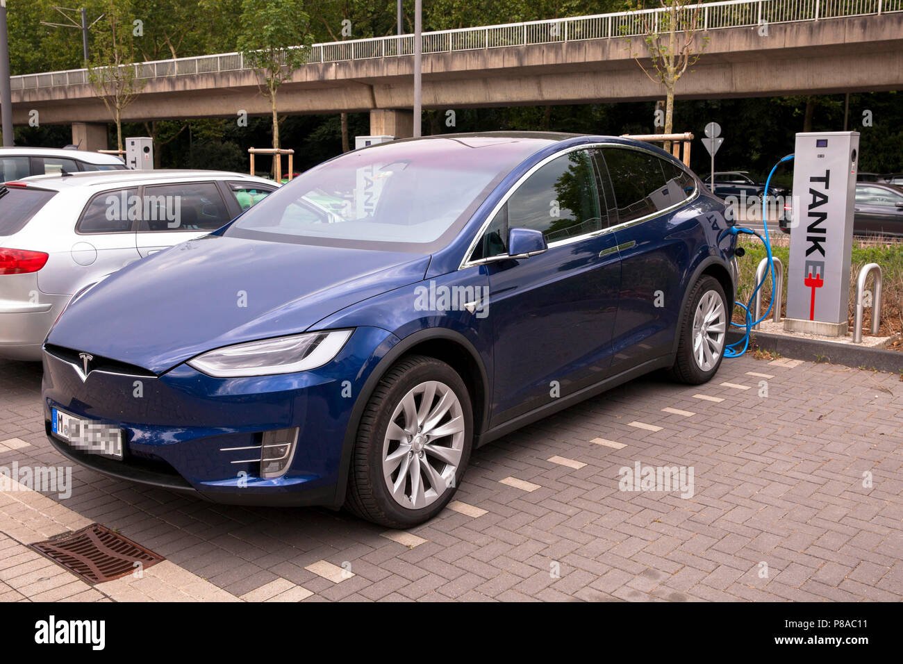 Tesla Model X à une station de recharge pour voitures électriques, Cologne, Allemagne Tesla Modell X un E-und Tankstelle/Ladestation, Koeln, Deutschland. Banque D'Images