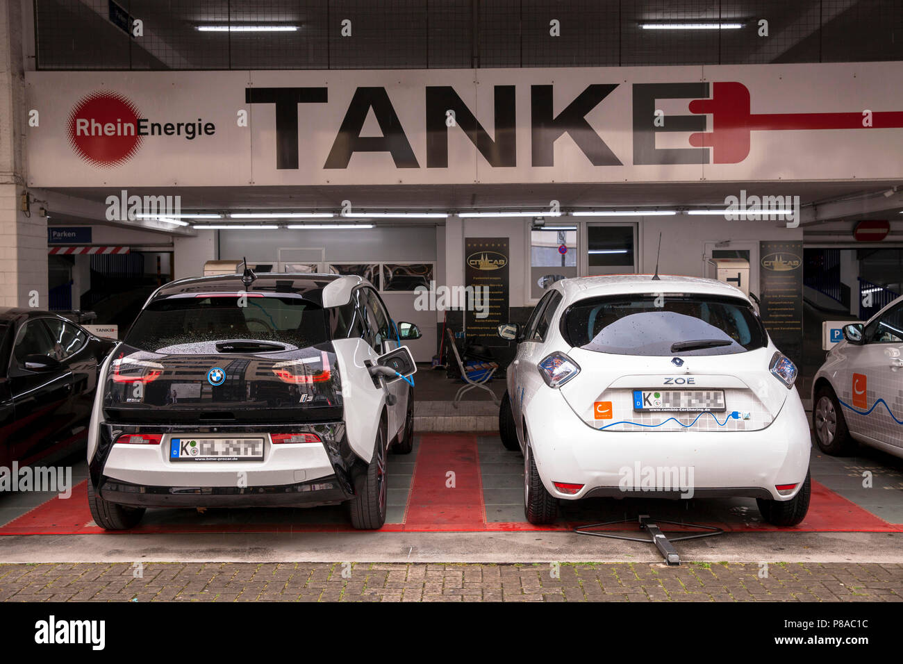 Voitures électriques à une station de recharge à la rue Lungengasse, Cologne, Allemagne Elektroautos un E-von der Tankstelle/Ladestation Lungengasse, Ko Banque D'Images