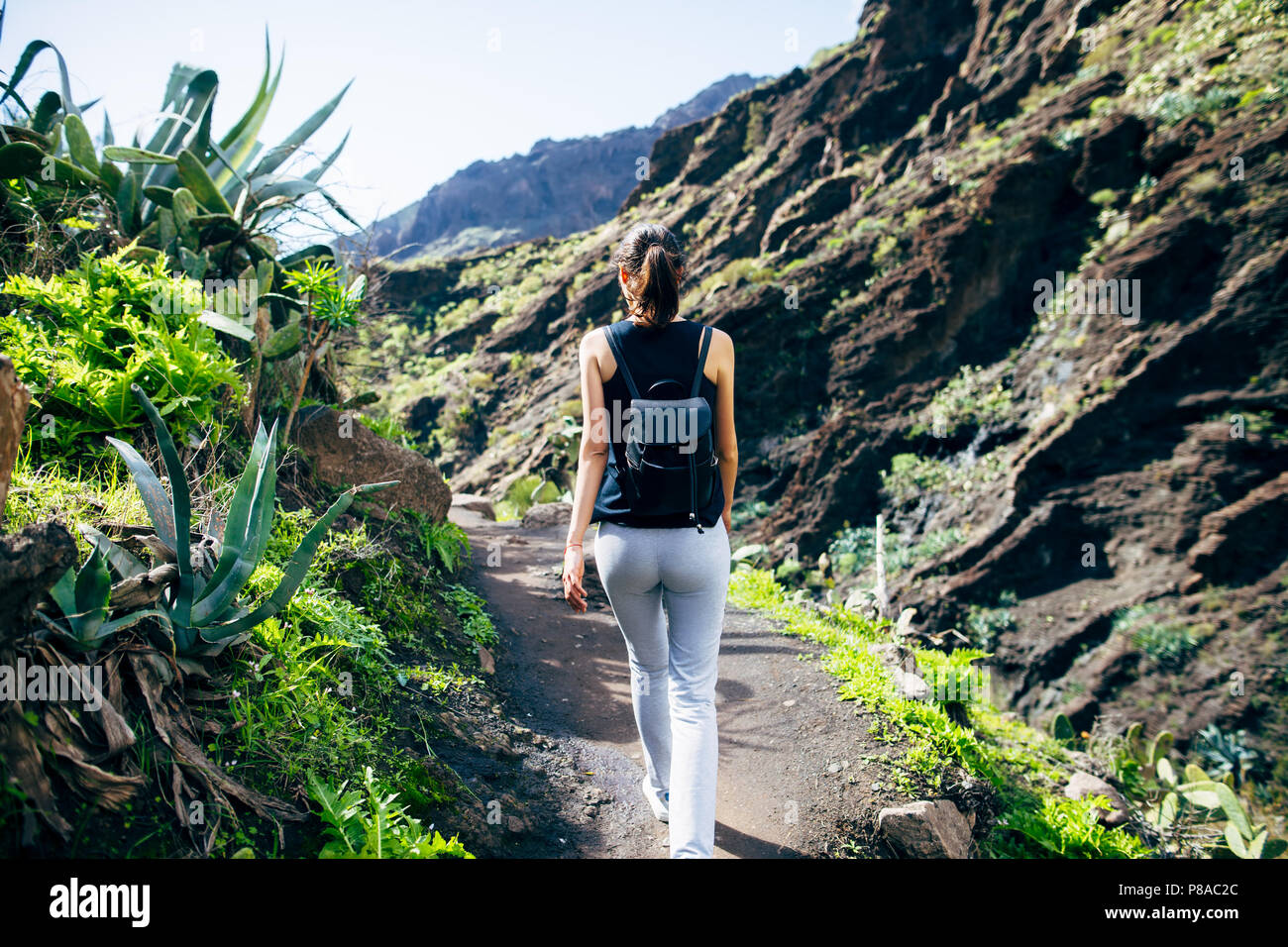 Femme de randonnée dans les montagnes. La vallée de Masca, Tenerife, Canaries, Espagne. Vacances actives Banque D'Images