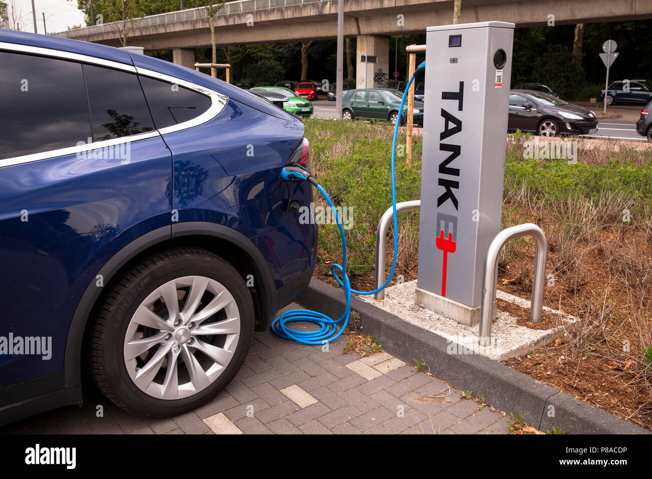 Tesla Model X à une station de recharge pour voitures électriques, Cologne, Allemagne Tesla Modell X un E-und Tankstelle/Ladestation, Koeln, Deutschland. Banque D'Images