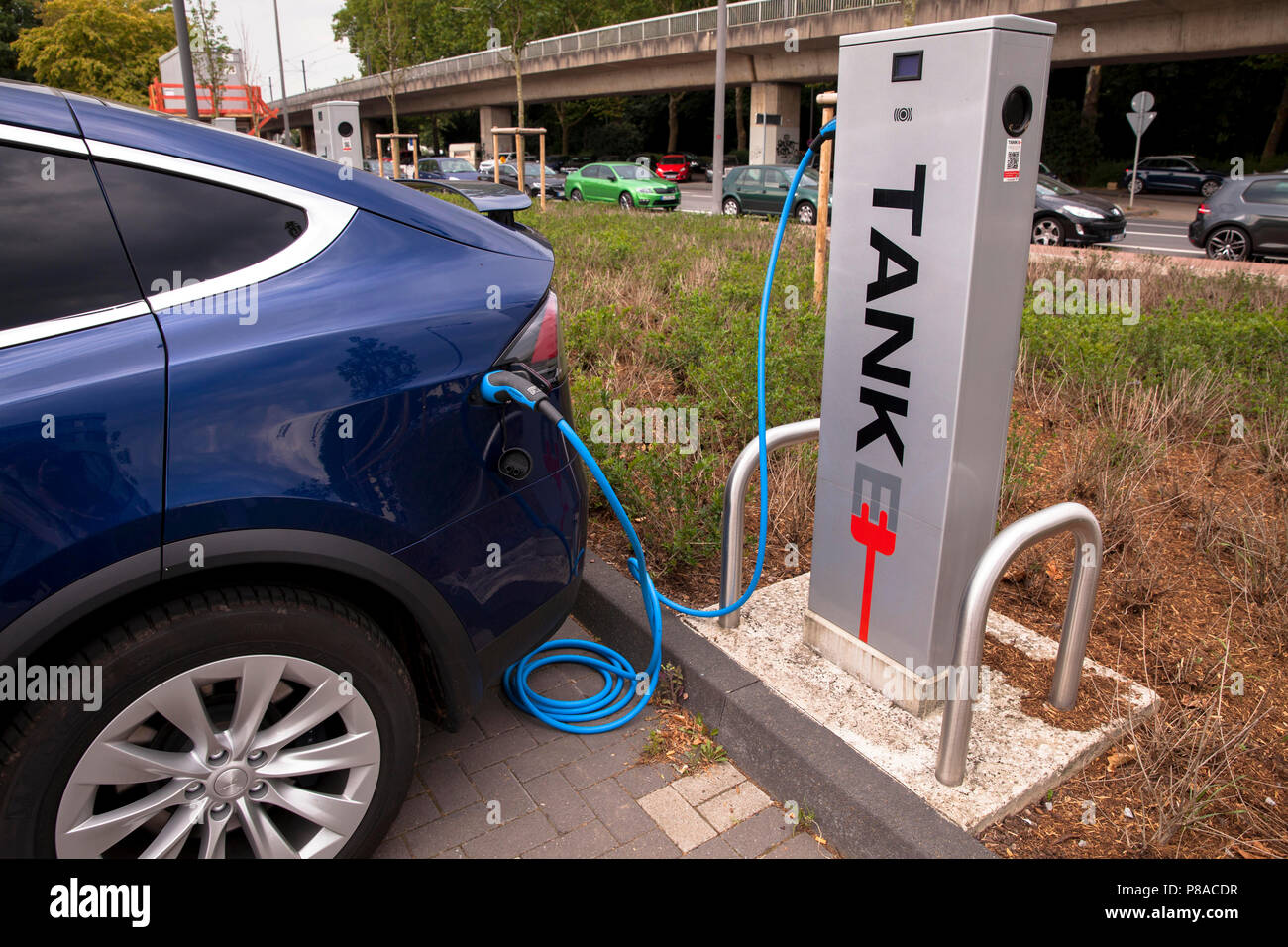 Tesla Model X à une station de recharge pour voitures électriques, Cologne, Allemagne Tesla Modell X un E-und Tankstelle/Ladestation, Koeln, Deutschland. Banque D'Images