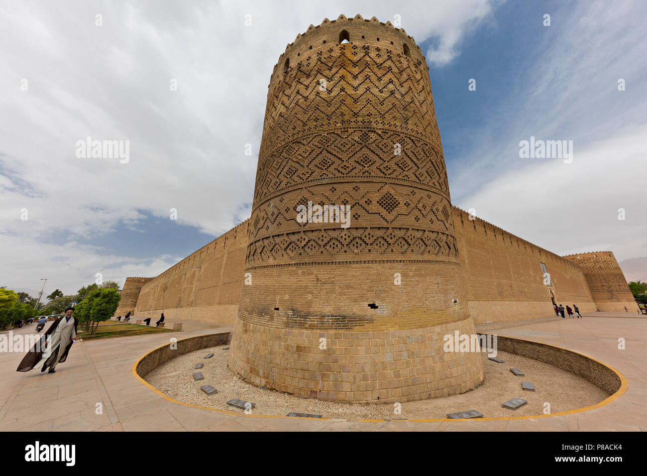 Vue sur le château de Karim Khan, avec un homme dans les vêtements religieux à proximité, dans la partie ancienne de Shiraz, Iran. Banque D'Images