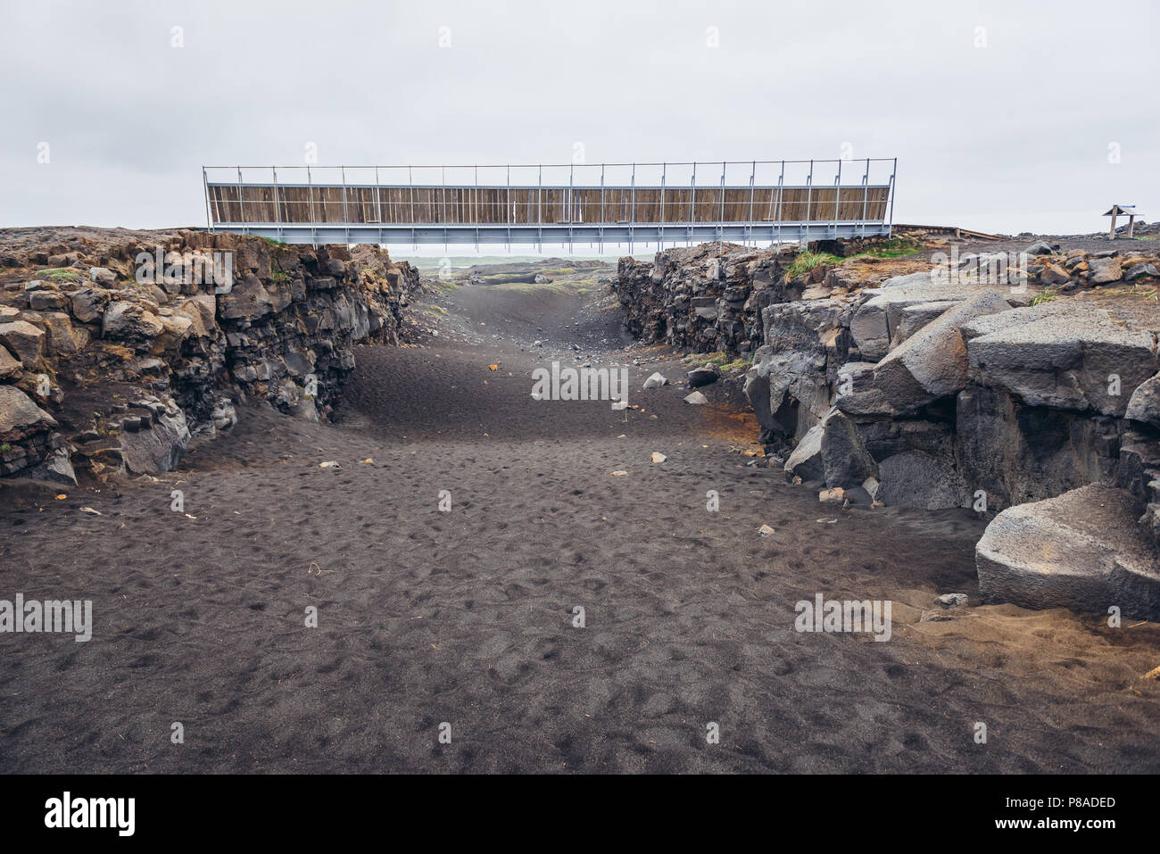 Pont entre l'Europe et en Amérique du Nord dans la région de Reykjanes UNESCO Global Geopark en Reykjanesskagi - péninsule du Sud, Islande Banque D'Images