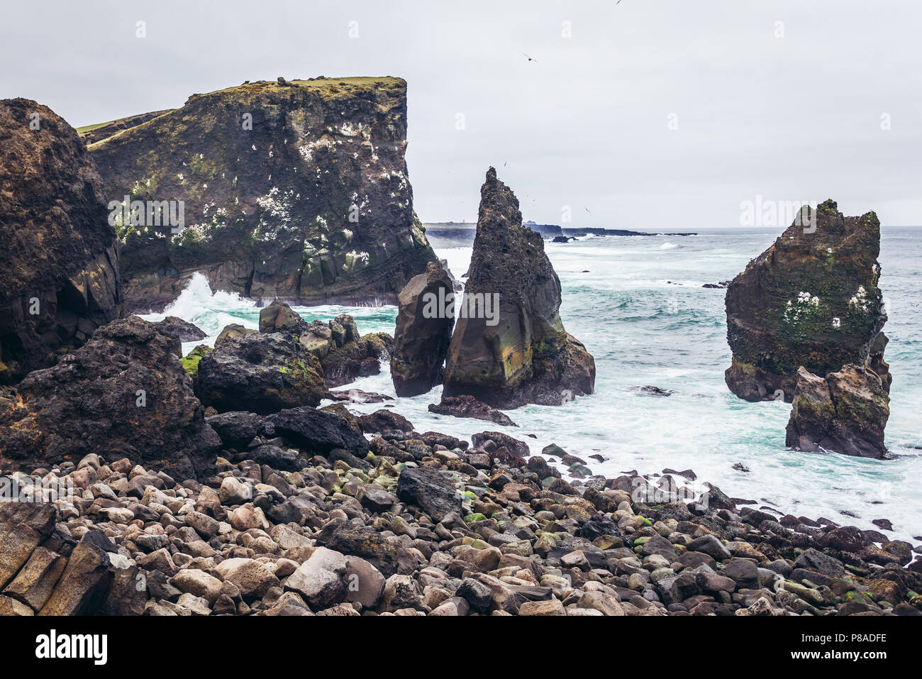 Valahnukur falaise sur une rive de l'Atlantique Nord dans la région de Reykjanes UNESCO Global Geopark, péninsule du Sud, Islande Banque D'Images