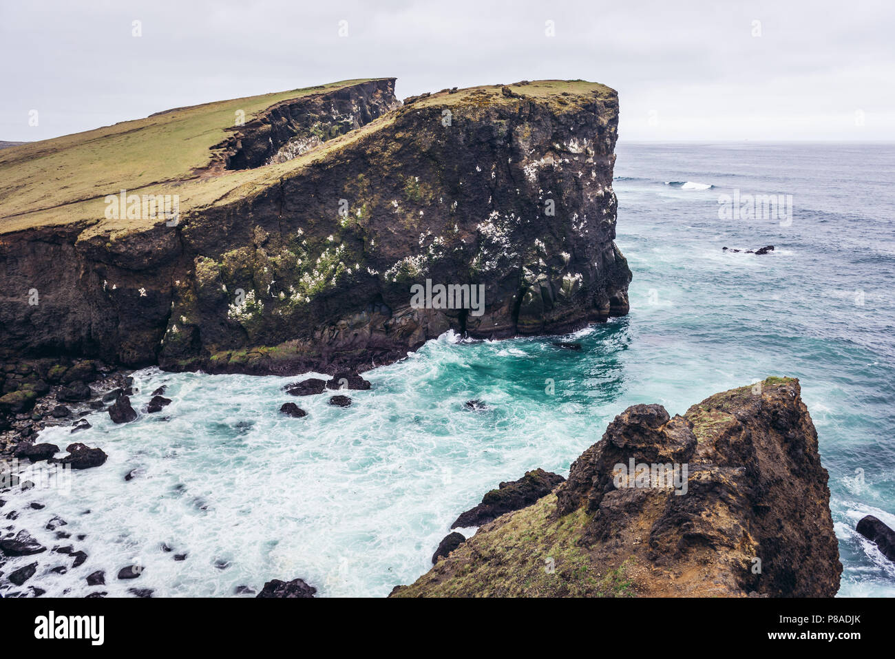 Valahnukur falaise sur une rive de l'Atlantique Nord dans la région de Reykjanes UNESCO Global Geopark, péninsule du Sud, Islande Banque D'Images
