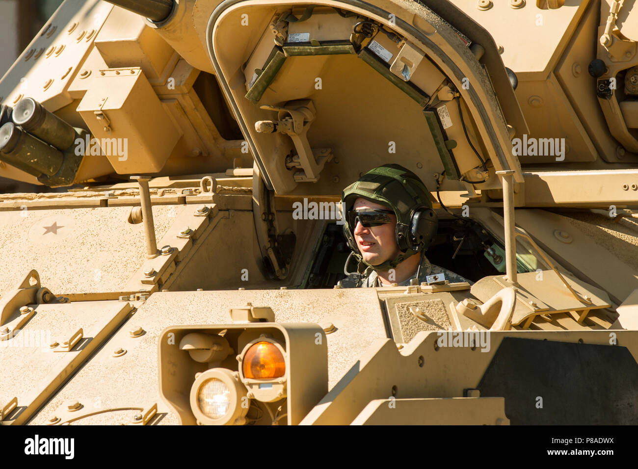 MIDDLETON, WISCONSIN - Juillet 4, 2012 : Conducteur d'un véhicule de combat Bradley piquer sa tête au cours de la parade du 4 juillet à Middleton, Wisconsin Banque D'Images