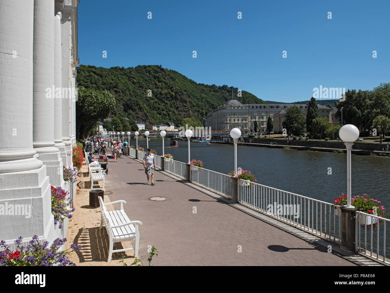 Walker sur la rive prommenad sur la Lahn, Bad Ems, Allemagne. Banque D'Images