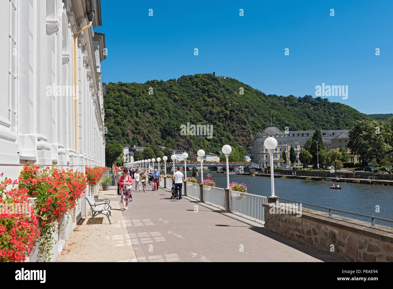 Walker sur la rive prommenad sur la Lahn, Bad Ems, Allemagne. Banque D'Images Walker sur la rive prommenad sur la Lahn, Bad Ems, Allemagne. Banque D'Images
