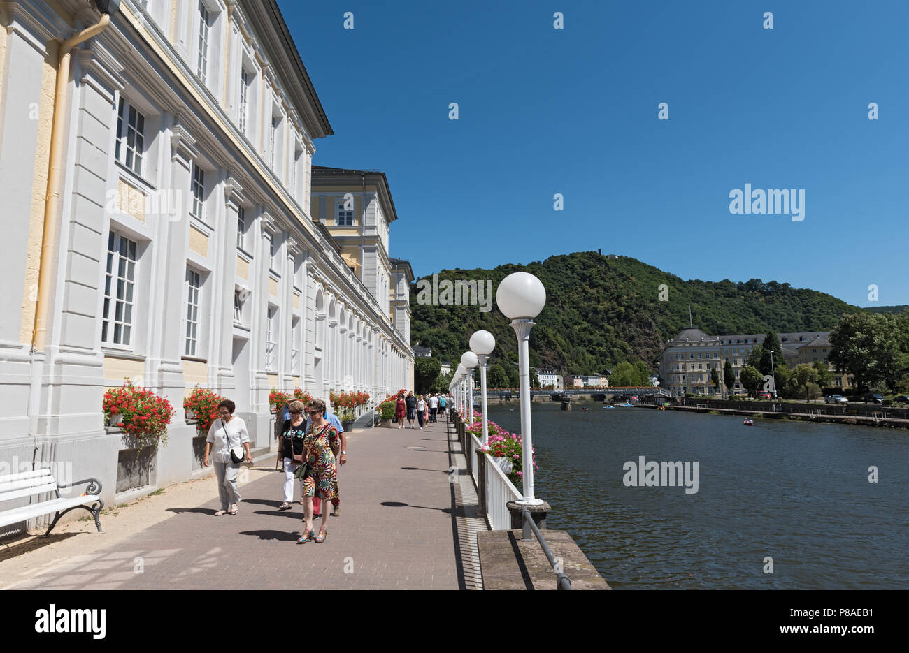 Walker sur la rive prommenad sur la Lahn, Bad Ems, Allemagne. Banque D'Images Walker sur la rive prommenad sur la Lahn, Bad Ems, Allemagne. Banque D'Images