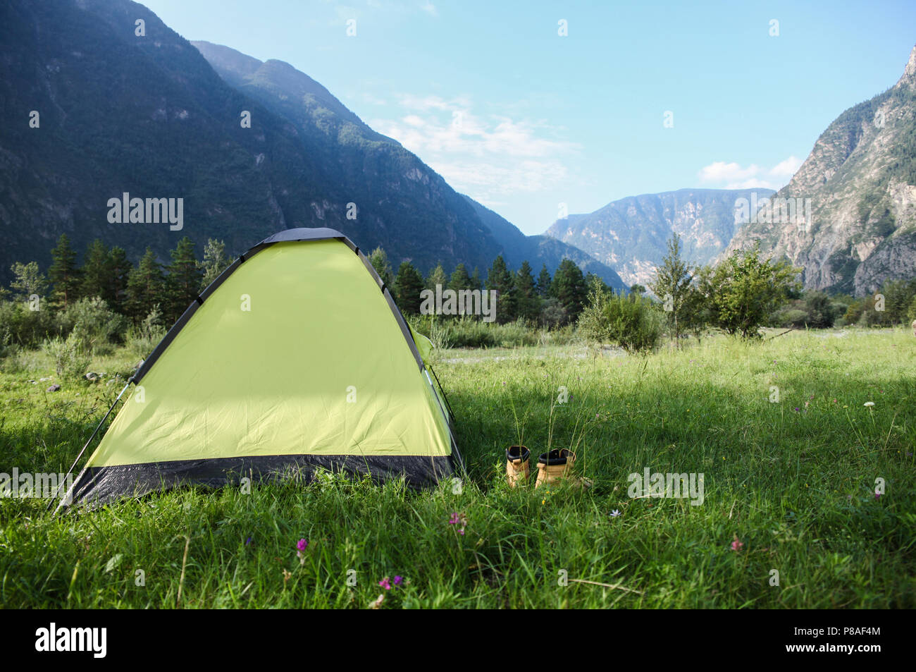 Tente avec des chaussures sur l'herbe verte dans les belles montagnes, l'Altaï, en Russie Banque D'Images