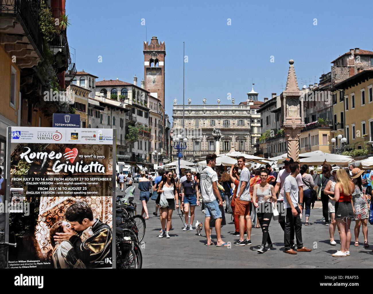 Les étals de marché en face de la Torre dei Lamberti dans la Piazza delle Erbe, Vérone, Vénétie, Italie, l'italien. (William Shakespeare's Romeo and Juliet, d'abord publié en 1597, est considéré comme le premier drame romantique jamais écrites. ) Banque D'Images