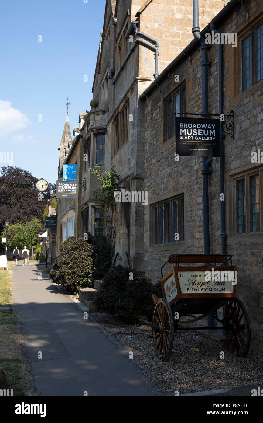 Musée et galerie d'Art de Broadway dans les Cotswolds, Royaume-Uni. Village de Broadway se trouve sous la colline du poisson sur l'ouest de l'escarpement de Cotswold. La "large voie" est la grande rue principale bordée de gazon, centrée sur le Livre vert, qui est bordée de marronniers rouge et calcaire Cotswold couleur miel, de nombreux bâtiments datant du 16ème siècle. Il est connu pour son association avec le mouvement Arts and Crafts, et est situé dans une zone de paysages exceptionnels et de la conservation. Haut de la grande rue est bordée d'une grande variété de boutiques et de cafés, de nombreux logés dans les bâtiments classés. Les Cotswolds est un Banque D'Images