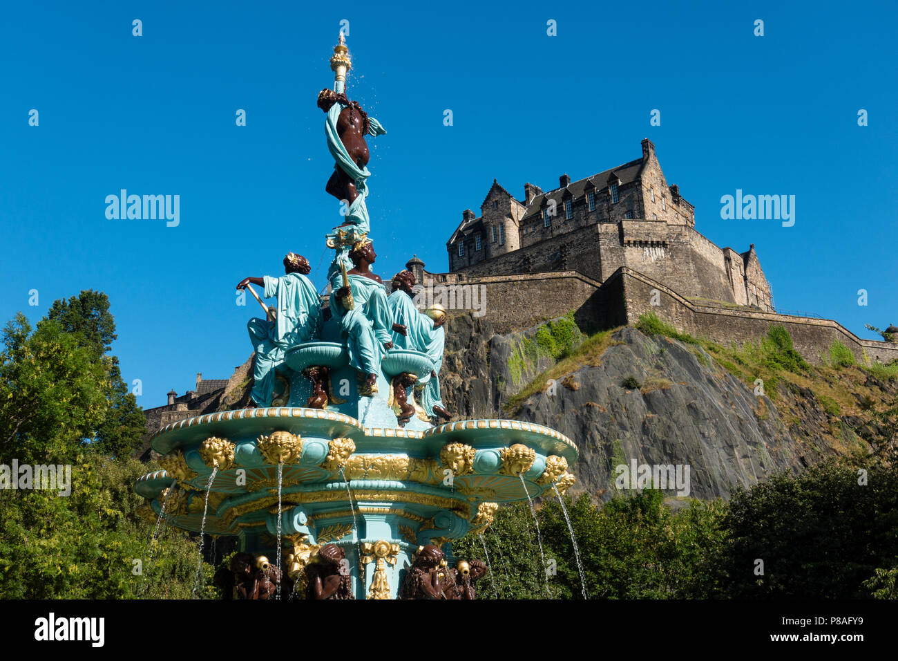 Avis de Ross après rénovation de la fontaine dans les jardins de Princes Street avec le Château d'Édimbourg à l'arrière, Ecosse, Royaume-Uni Banque D'Images