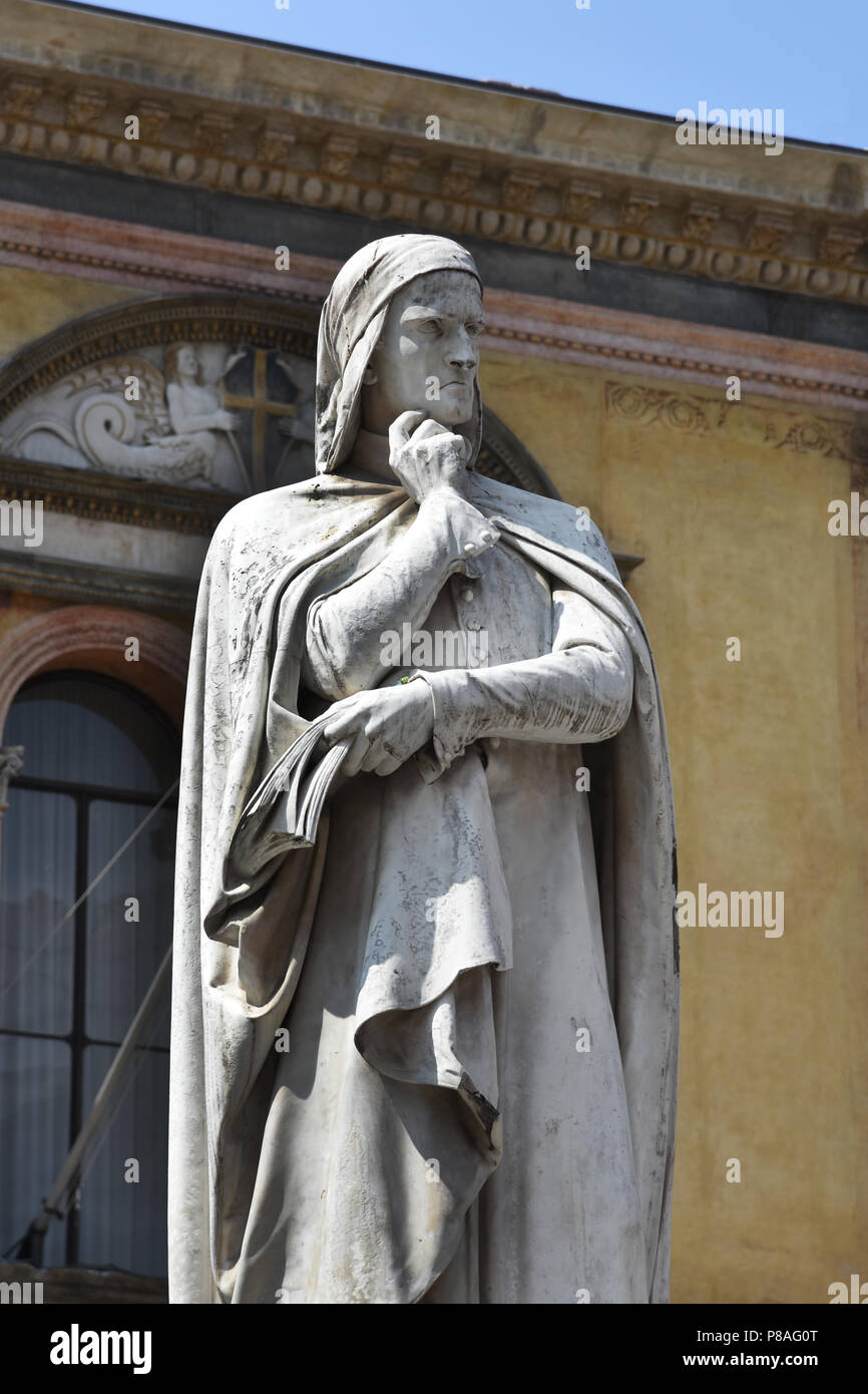 La statue de Dante Alighieri dans la Piazza dei Signori square, Vérone, Vénétie, Italie, italienne ( Durante degli Alighieri Dante Alighieri - ou simplement Dante 1265 - 1321 a été un grand poète italien de la fin du Moyen Âge. Sa Divine Comédie, initialement appelé Comedìa (italien moderne : Commedia) et plus tard baptisé Divina par Giovanni Boccaccio, est largement considéré comme le plus important poème du Moyen Âge et le plus grand travail littéraire en langue italienne ) Banque D'Images