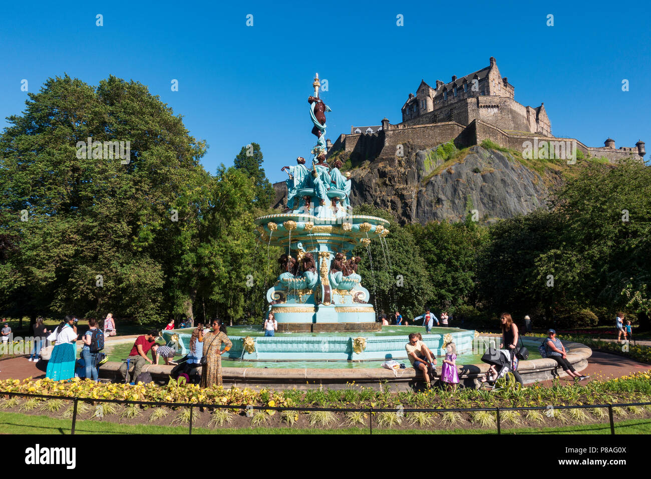 Avis de Ross après rénovation de la fontaine dans les jardins de Princes Street avec le Château d'Édimbourg à l'arrière, Ecosse, Royaume-Uni Banque D'Images