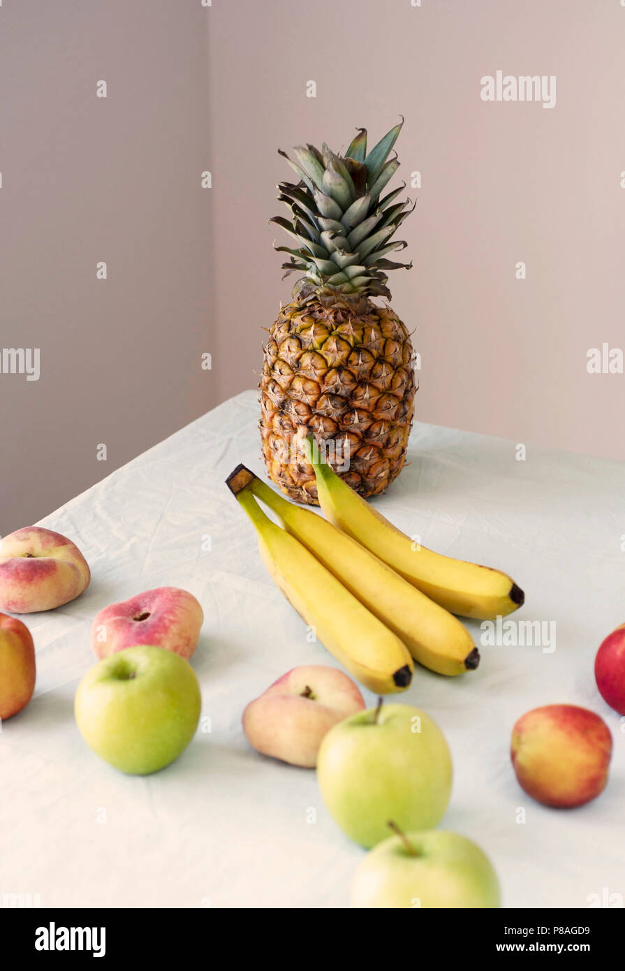 Vegan aliments crus sains d'arrière-plan de cuisson. Des fruits frais et des smoothies sur nappe blanche sur la table. Alimentation Alimentation alcaline propre, concept Banque D'Images