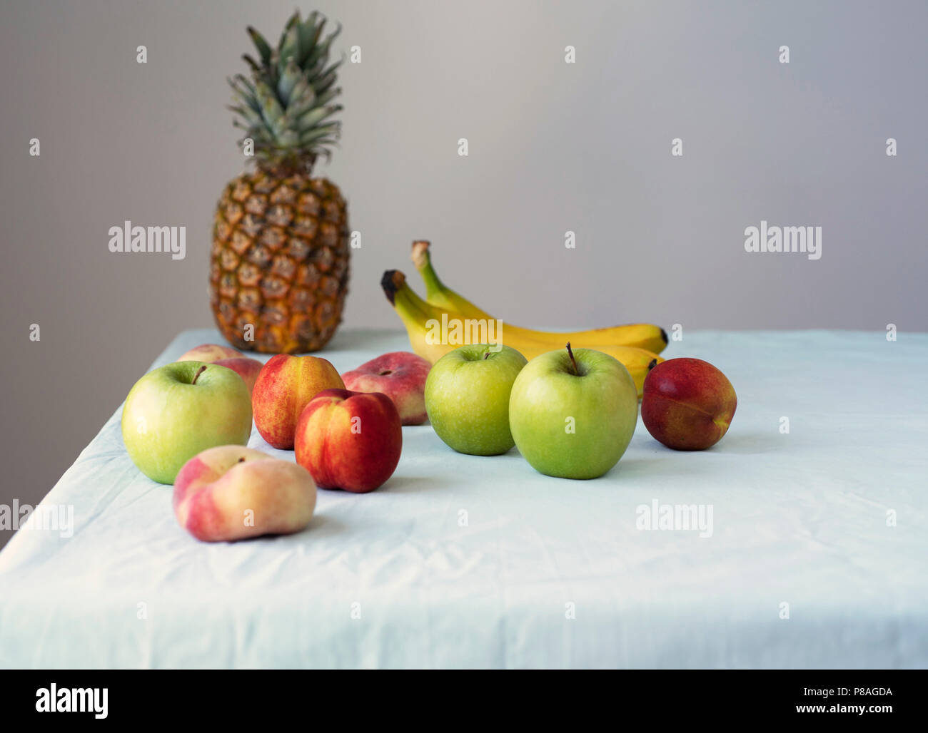 Vegan aliments crus sains d'arrière-plan de cuisson. Des fruits frais et des smoothies sur nappe blanche sur la table. Alimentation Alimentation alcaline propre, concept Banque D'Images