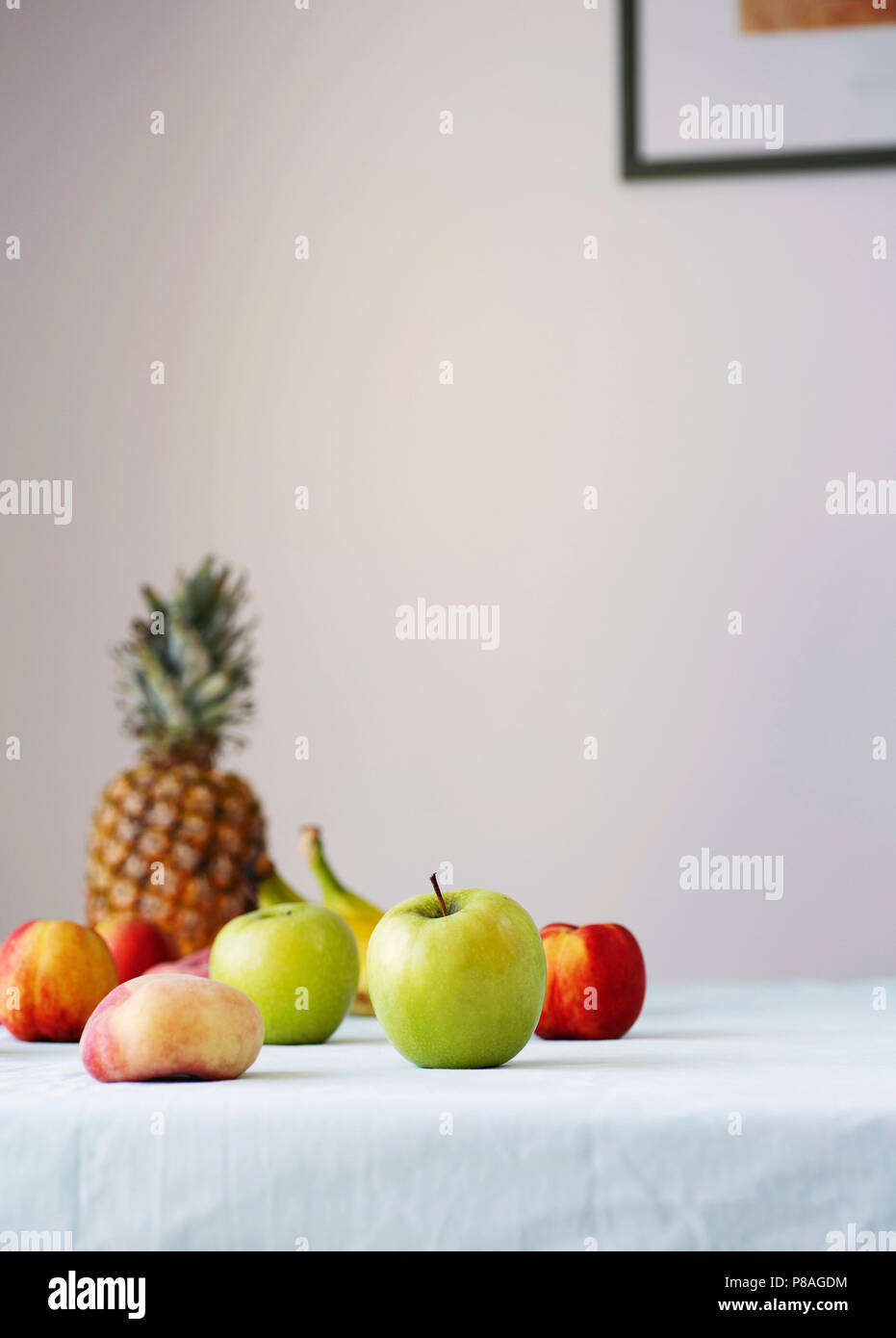 Vegan aliments crus sains d'arrière-plan de cuisson. Des fruits frais et des smoothies sur nappe blanche sur la table. Alimentation Alimentation alcaline propre, concept Banque D'Images