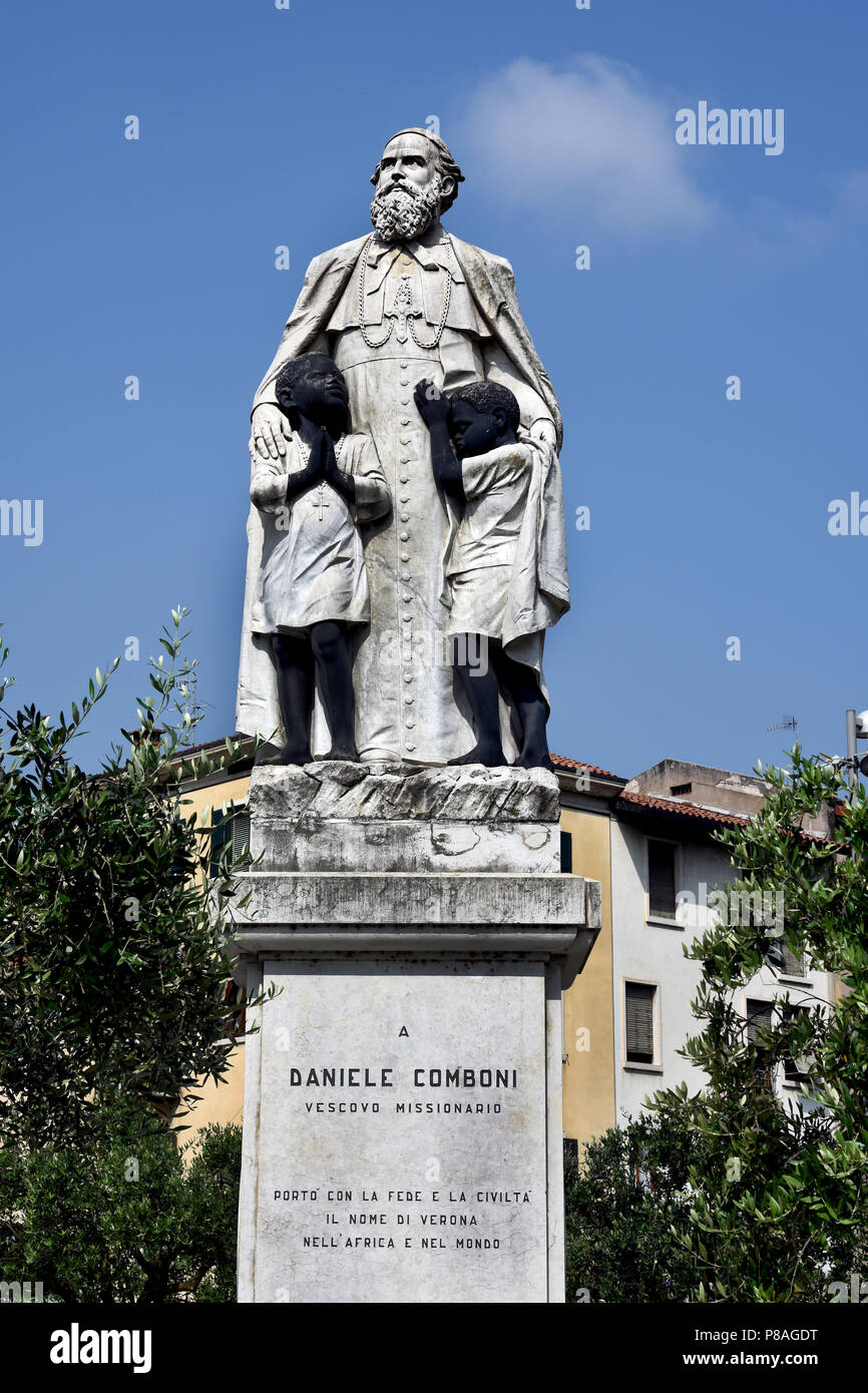 Daniele Comboni ( Limone sul Garda 1831 Khartoum - 1881 ) était un missionnaire catholique italien et l'évêque , fondateur des Instituts Missionnaires Comboniens du Cœur de Jésus et des Pieuses Mères de la Nigrizia. Vénéré comme un saint par l'Église catholique, il a été canonisé par Jean-Paul II le 5 octobre 2003, Vérone Italie, l'italien. Banque D'Images